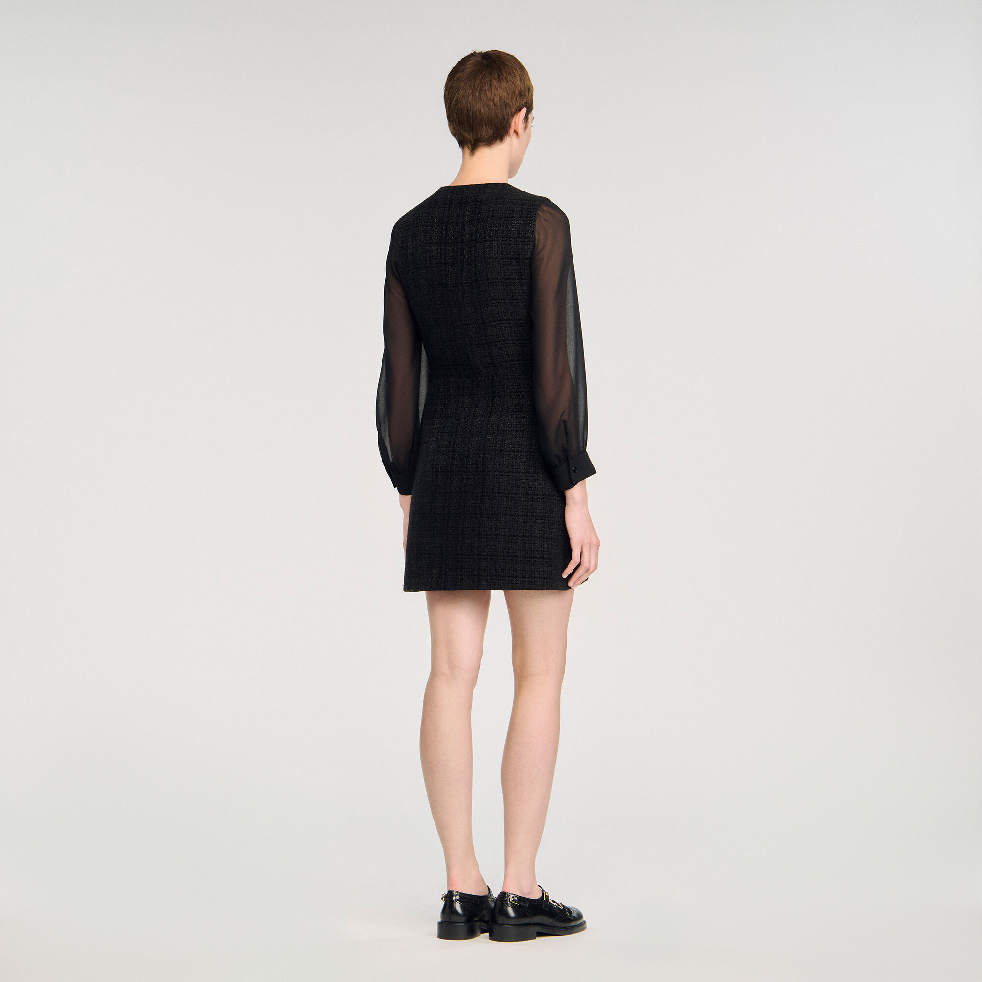 Kurzes Kleid mit langen Ärmeln