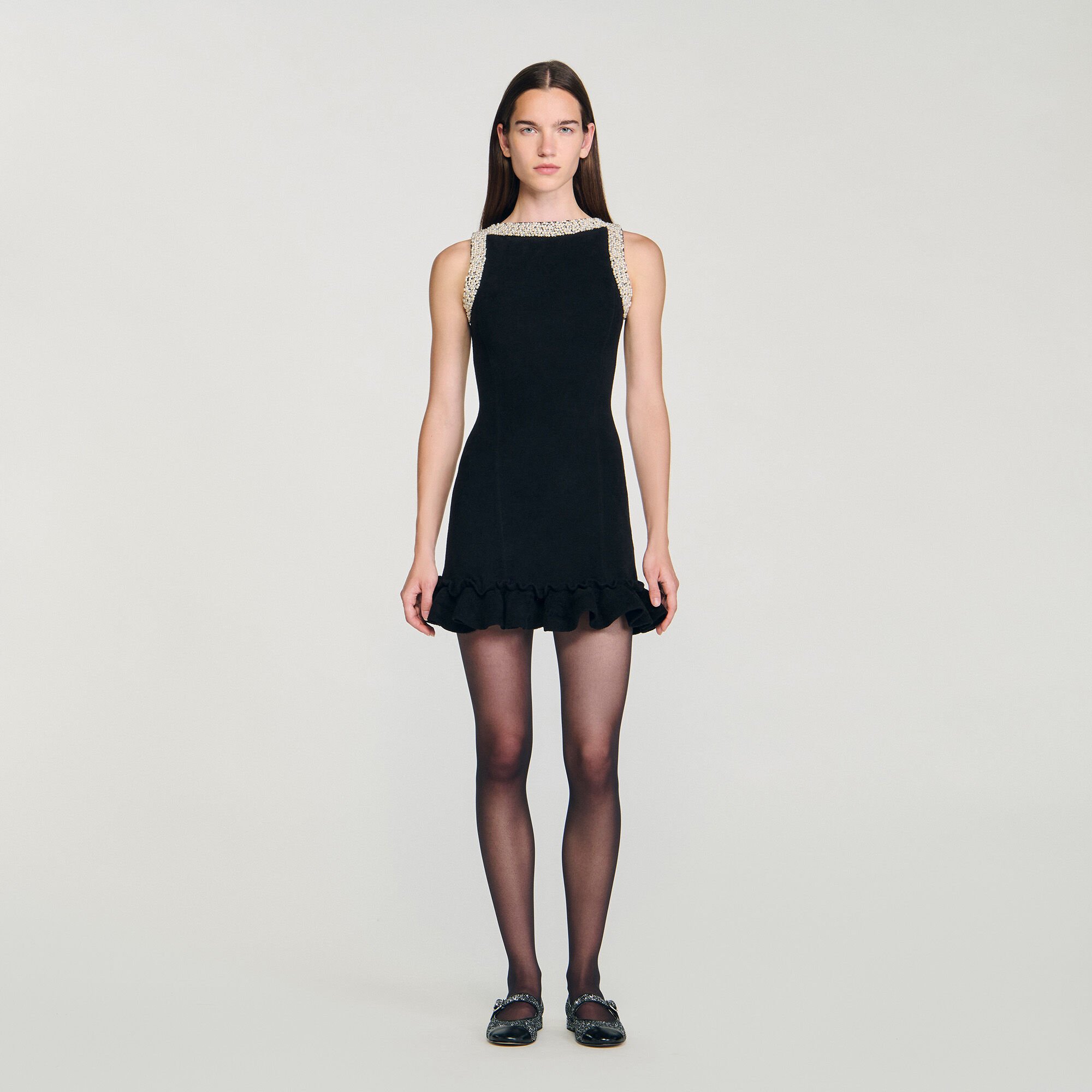 Kurzes Kleid mit Perlenverzierung