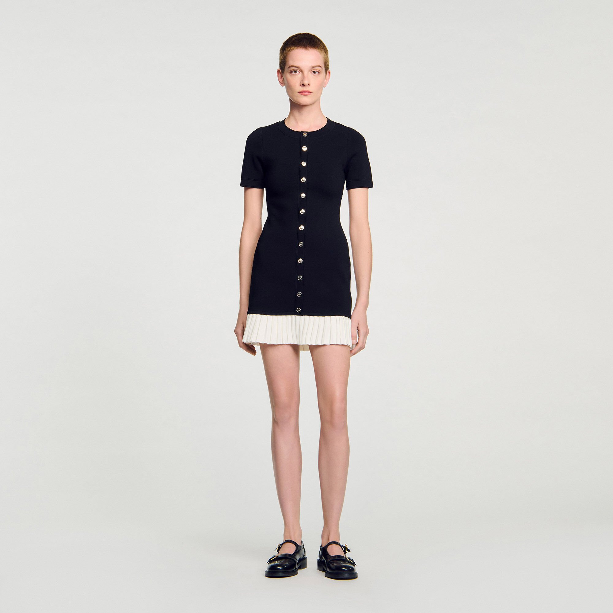 Kurzes Strickkleid mit Volant