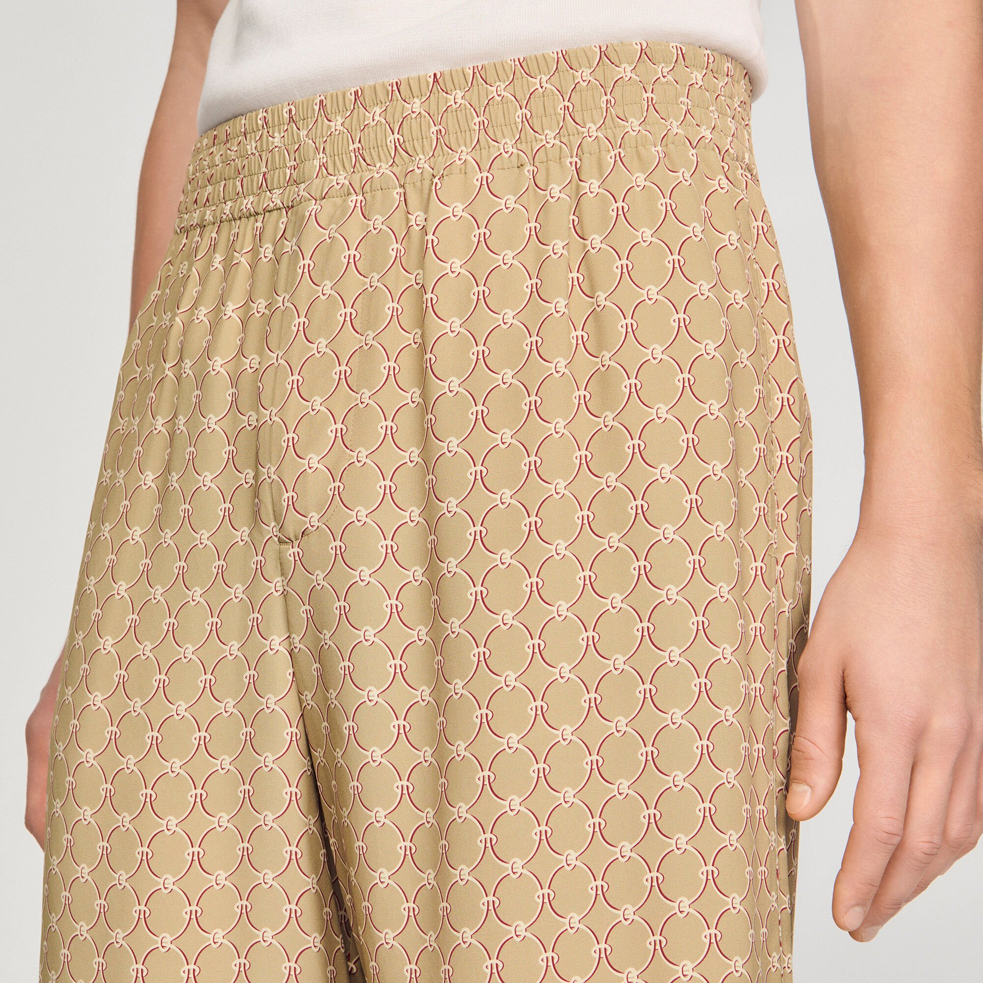 Flie&szlig;ende Shorts mit Ketten-Print