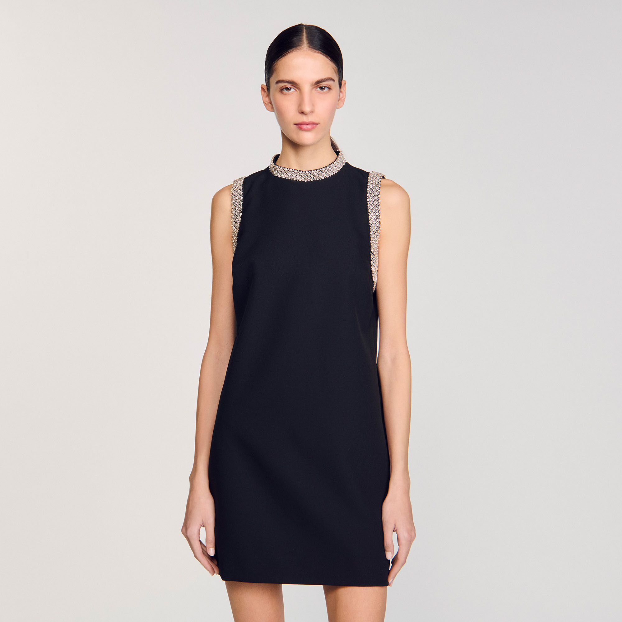 Kurzes Kleid mit Strass-Details