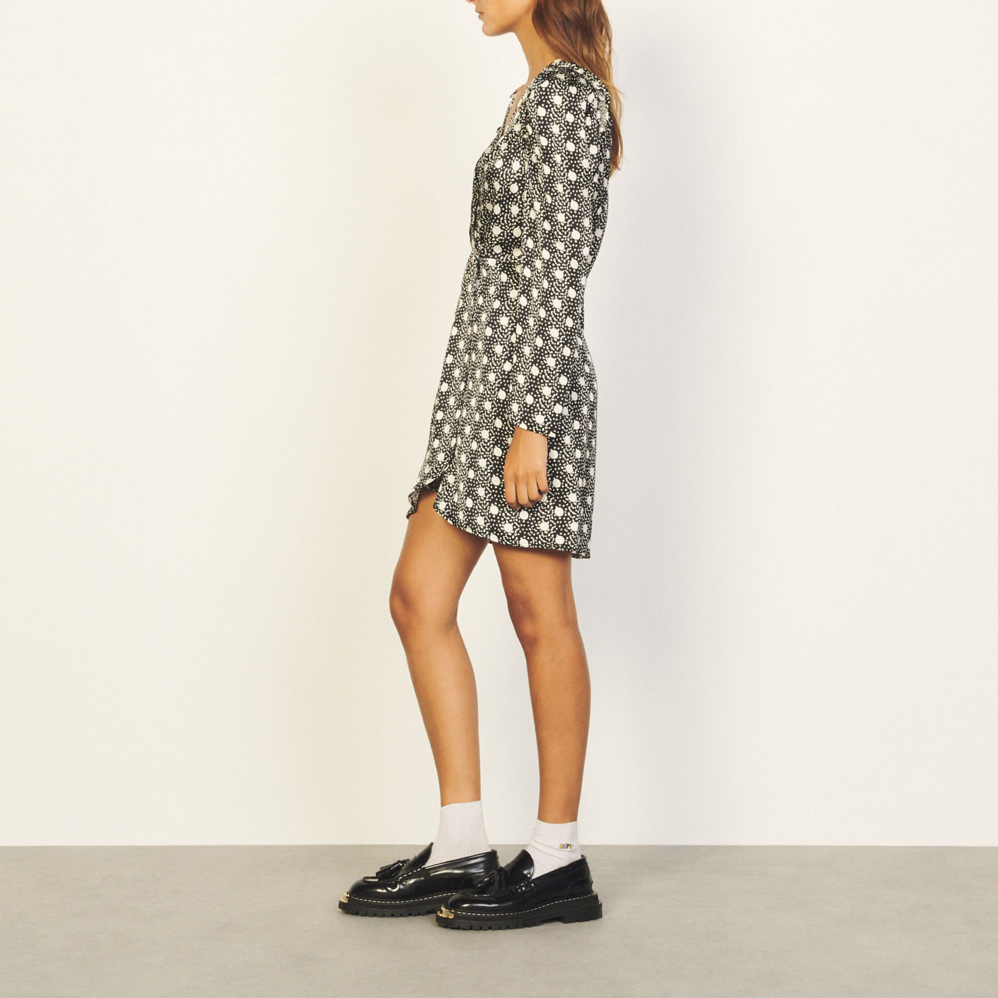 Kurzes fließendes Kleid mit Print
