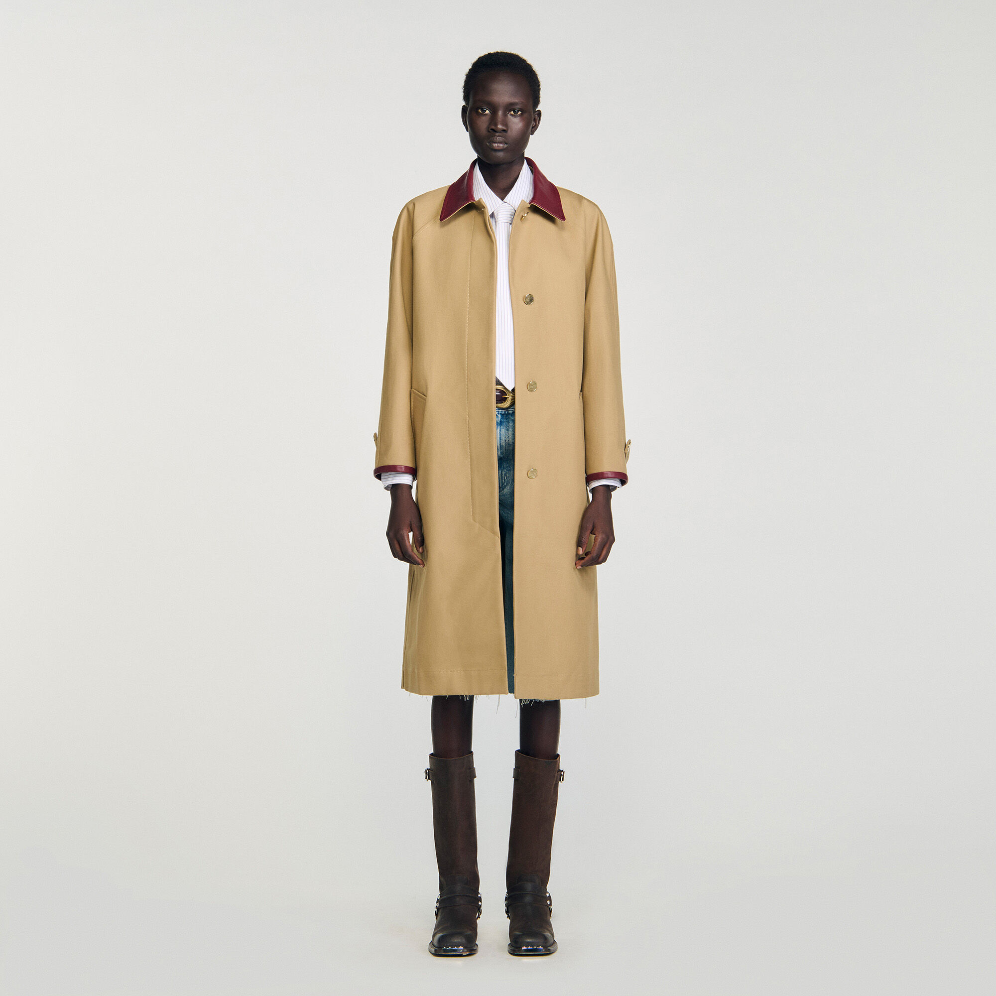 Langer Trenchcoat mit Lederkragen