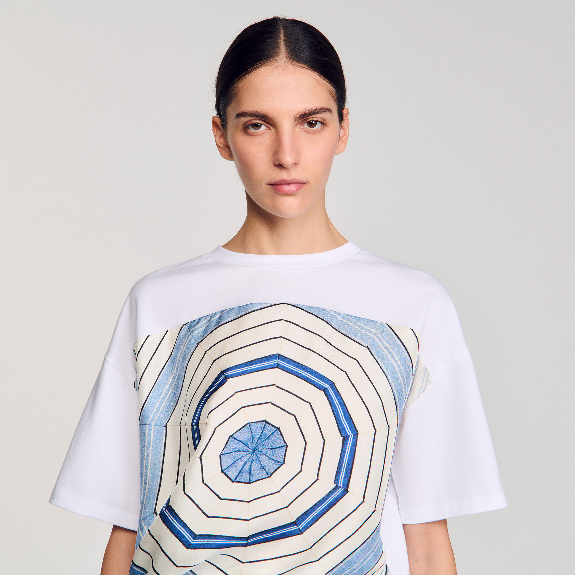 T-Shirt mit Spiralendruckmuster