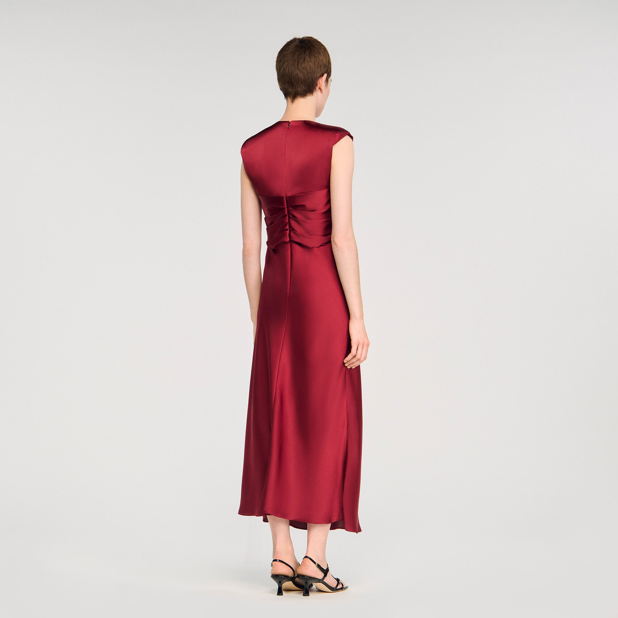 Langes Kleid mit V-Ausschnitt