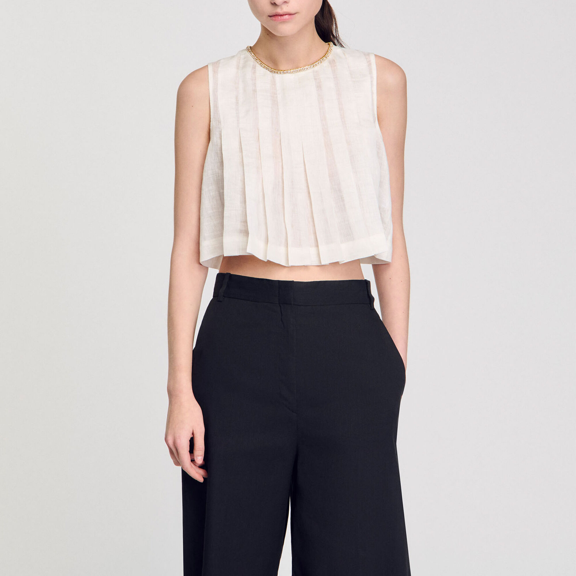 Plisseetop mit Kragen und Strass