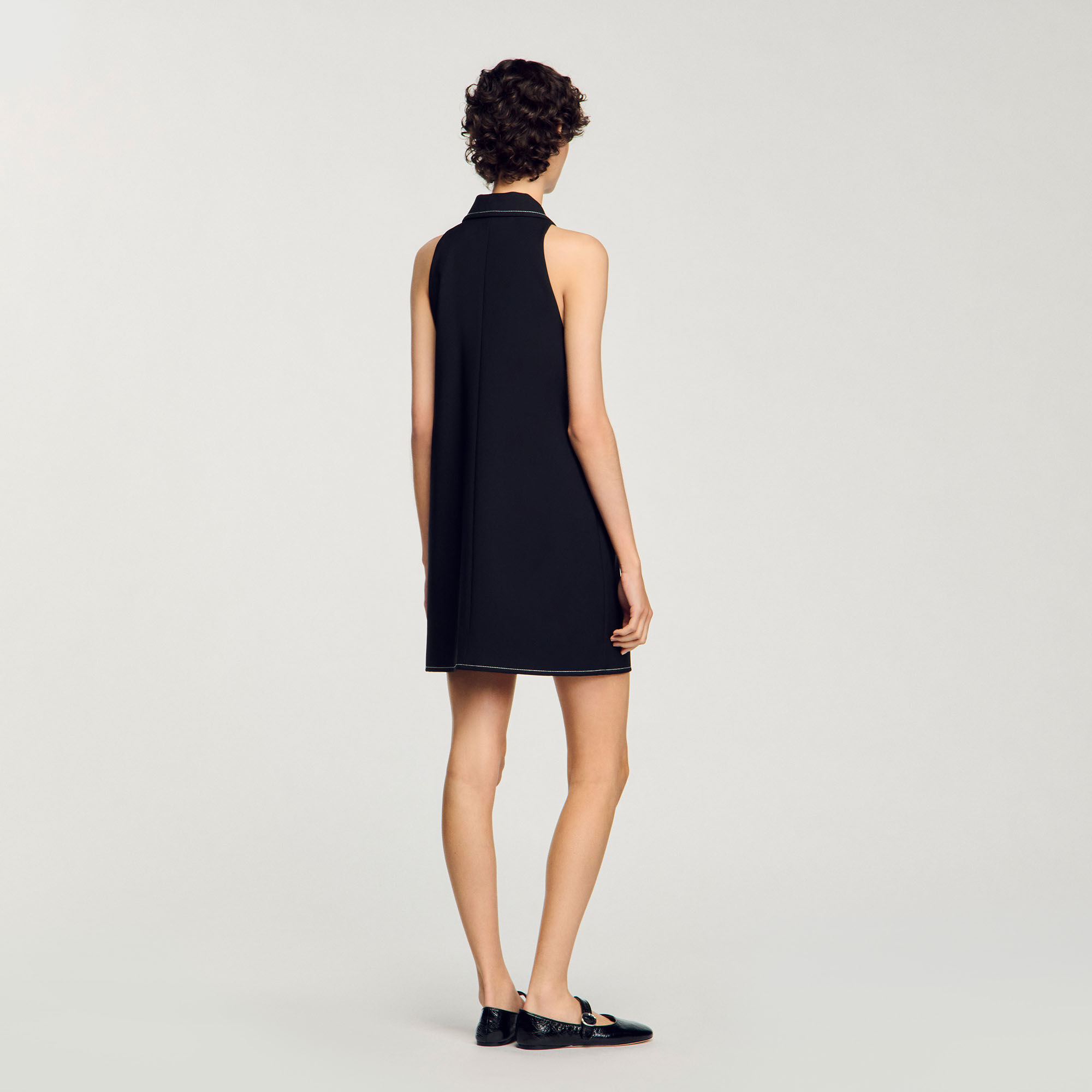 Kurzes Kleid mit Bubikragen