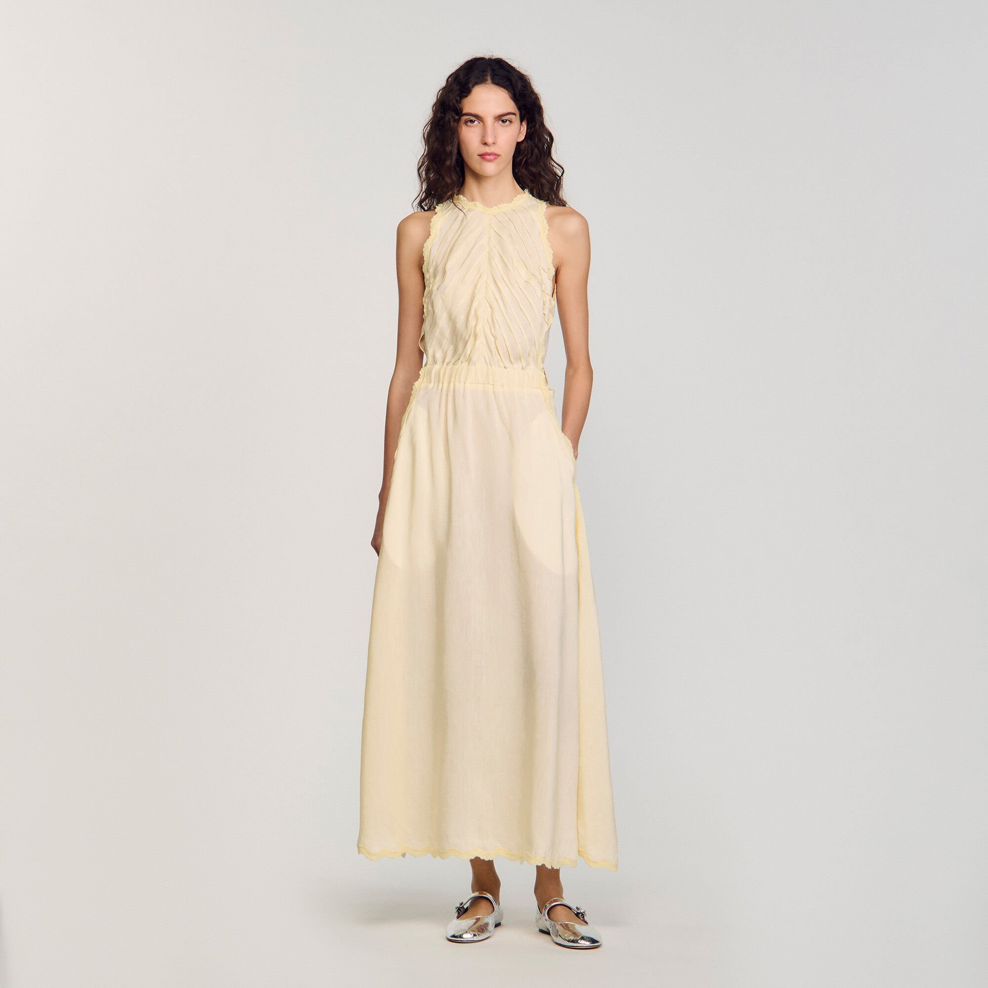 Langes Kleid mit Spitzendetails