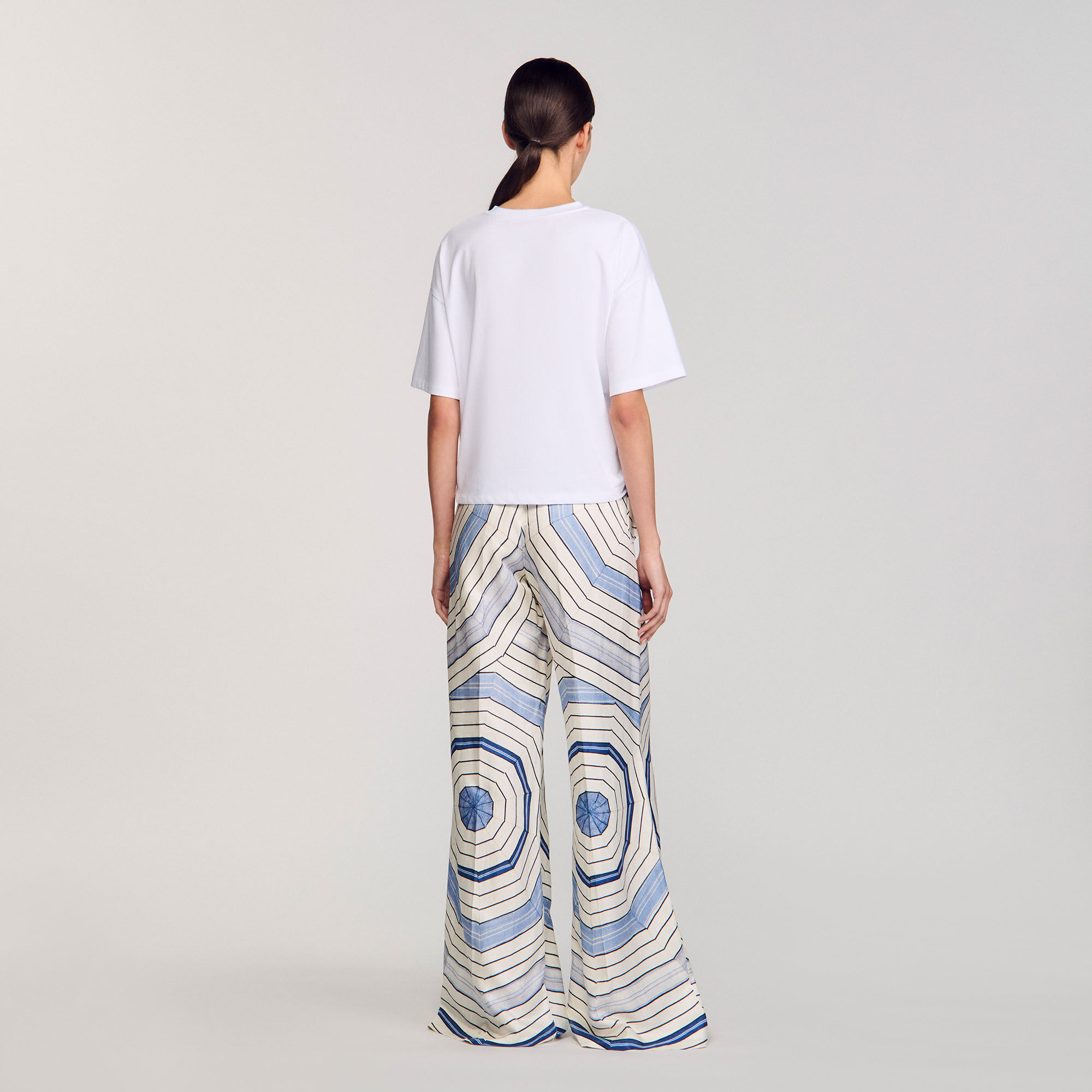 T-Shirt mit Spiralendruckmuster
