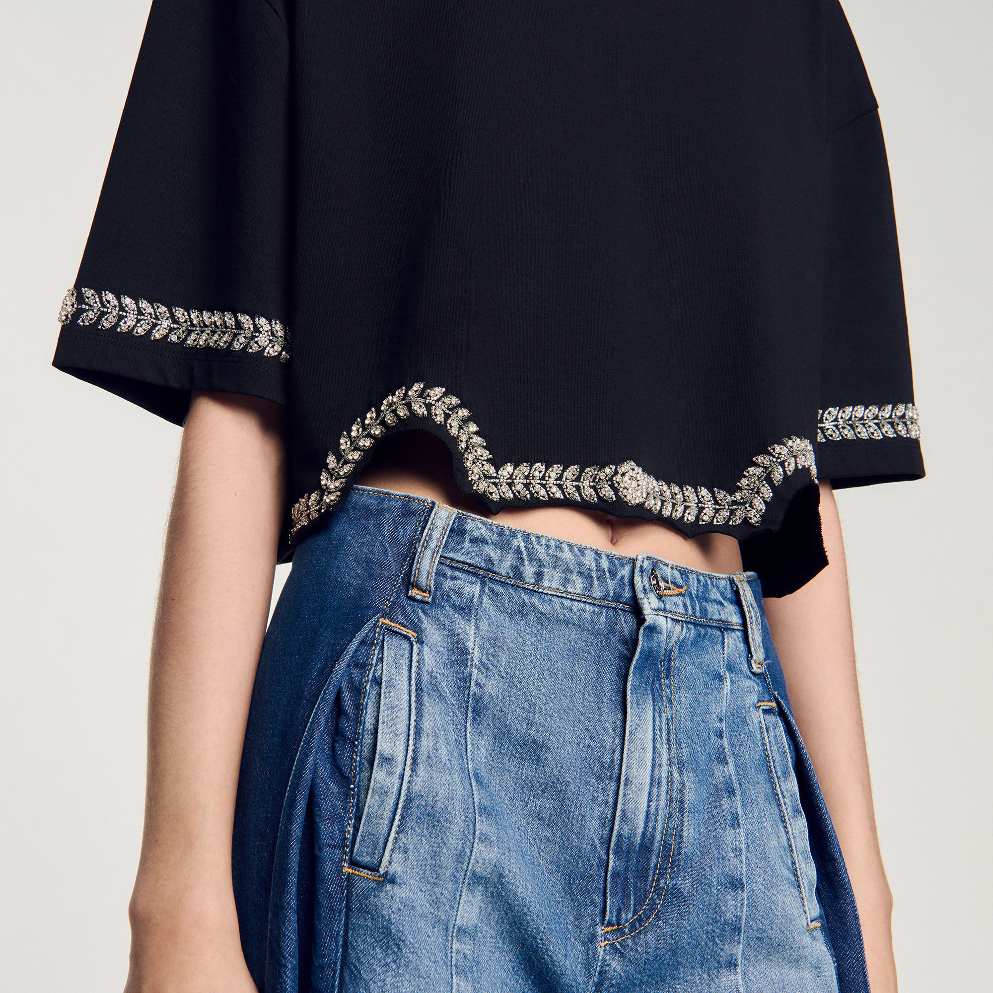 Kurzes T-Shirt mit Strass