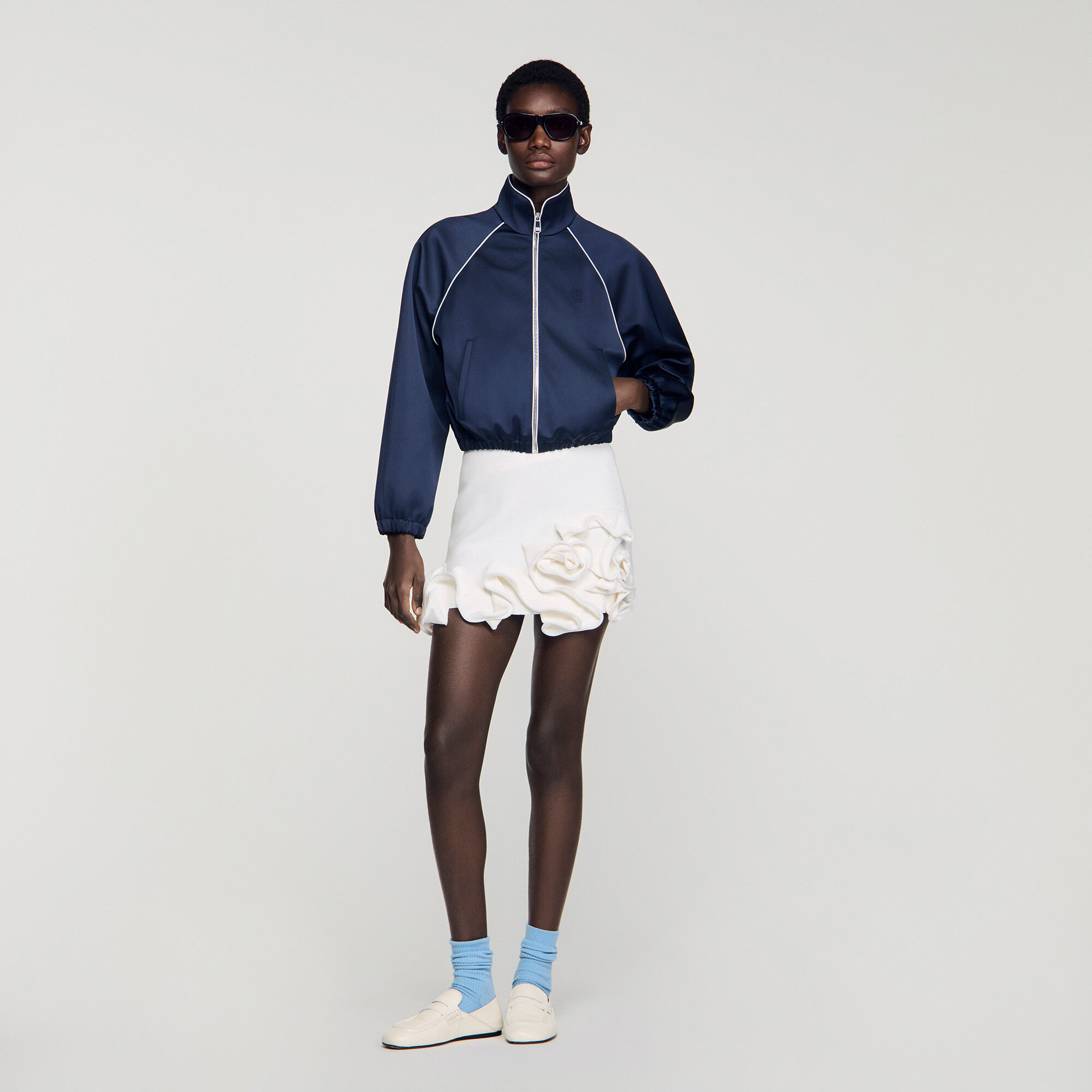 Kurzer Satinblouson mit Logostick