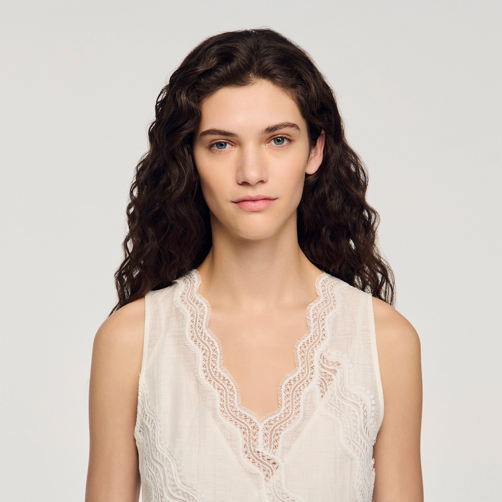 Kurzes Leinenkleid mit Borte