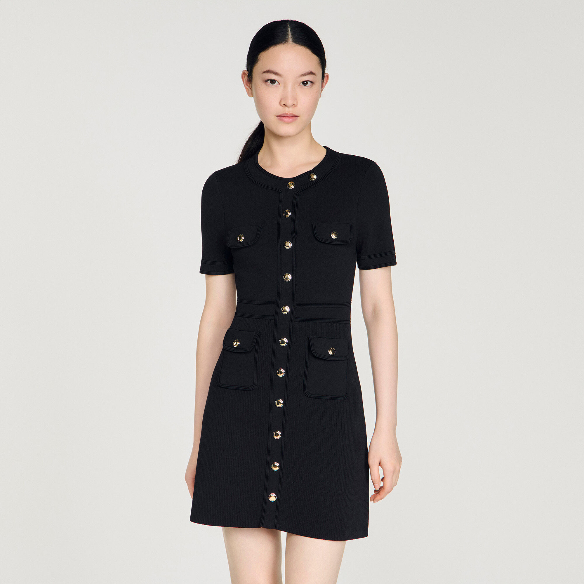 Kurzes Strickkleid mit Knopfleiste