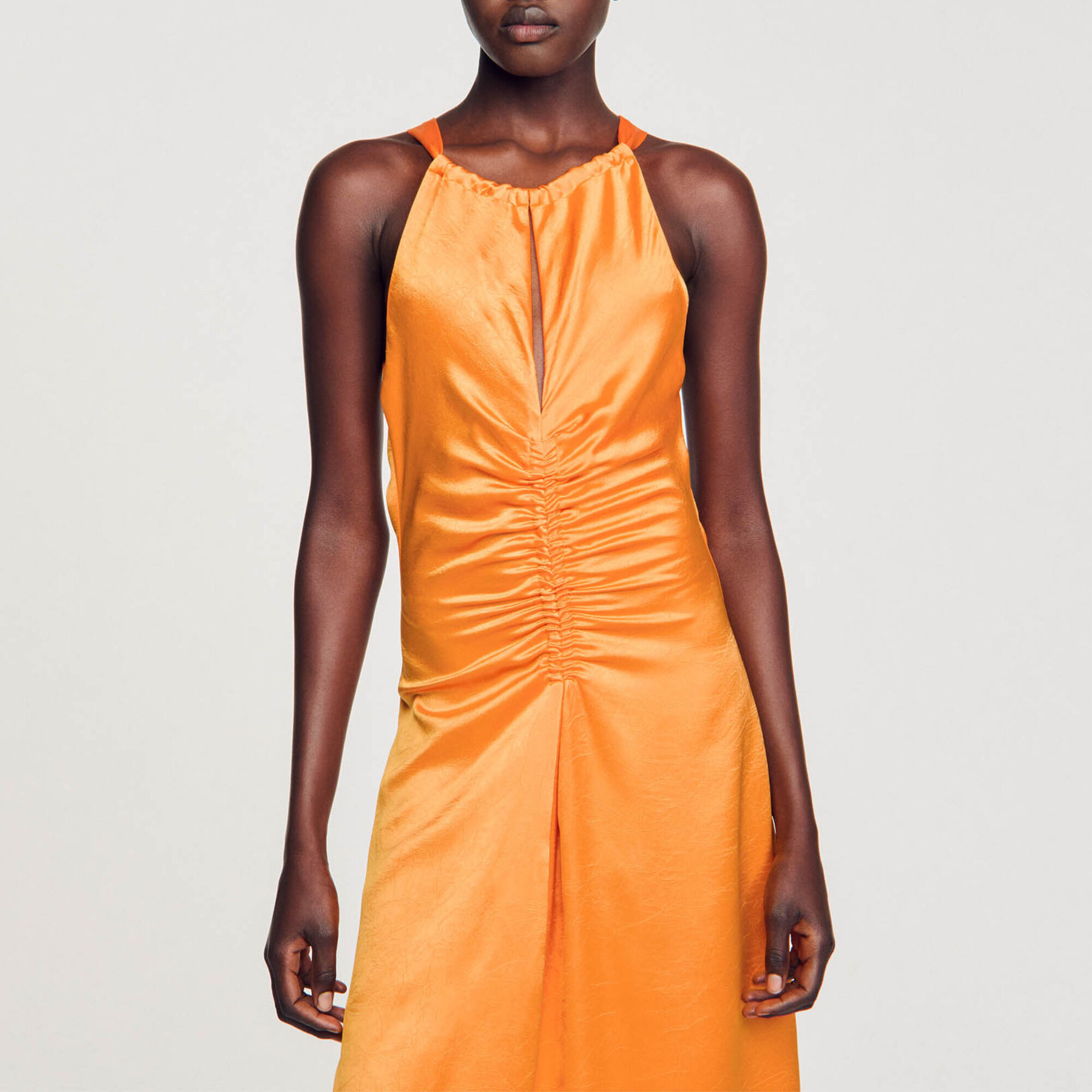 Langes Satinkleid mit Kräuselfalten