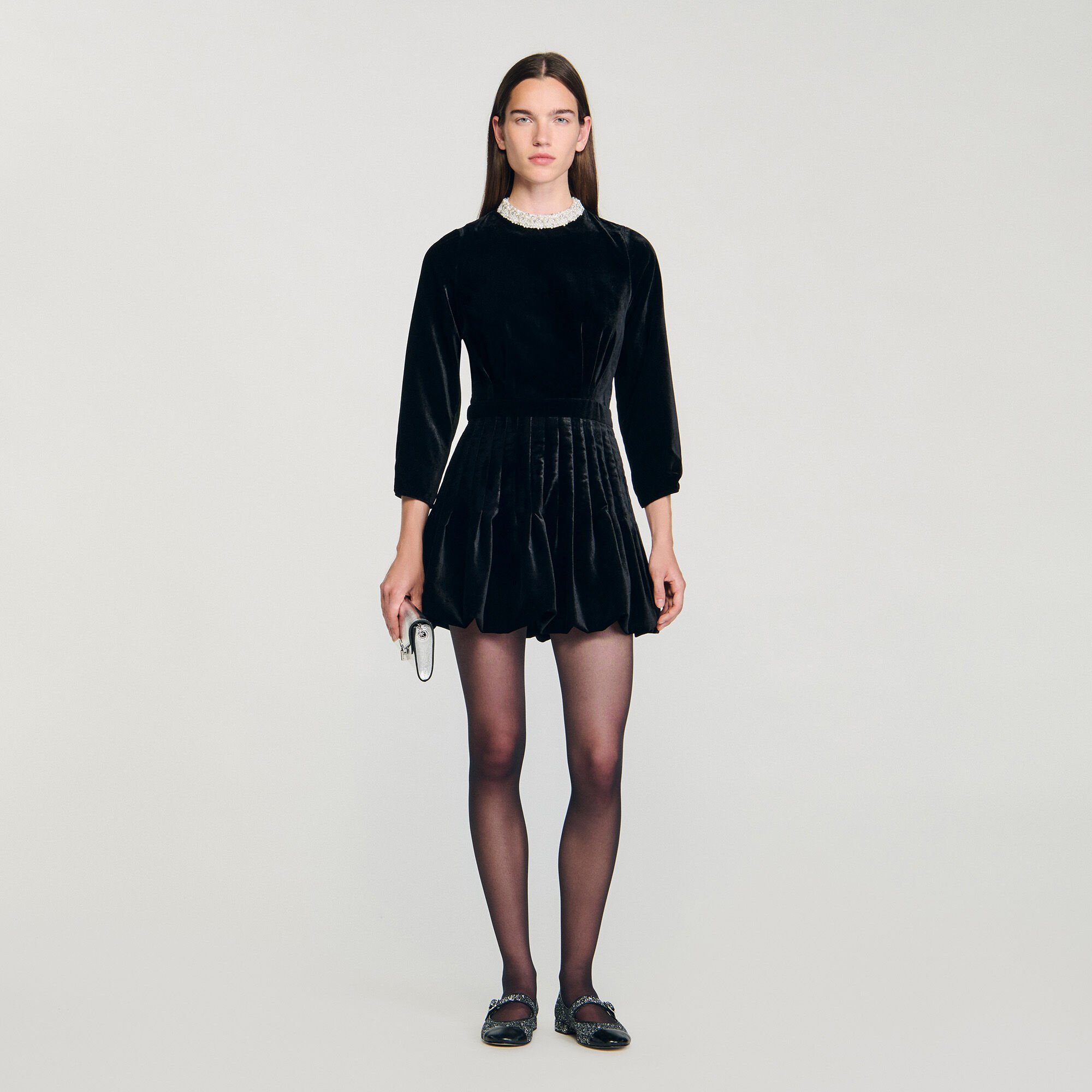 Kurzes Samtkleid mit Perlen