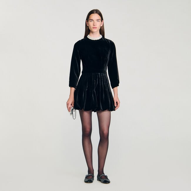 Kurzes Samtkleid mit Perlen