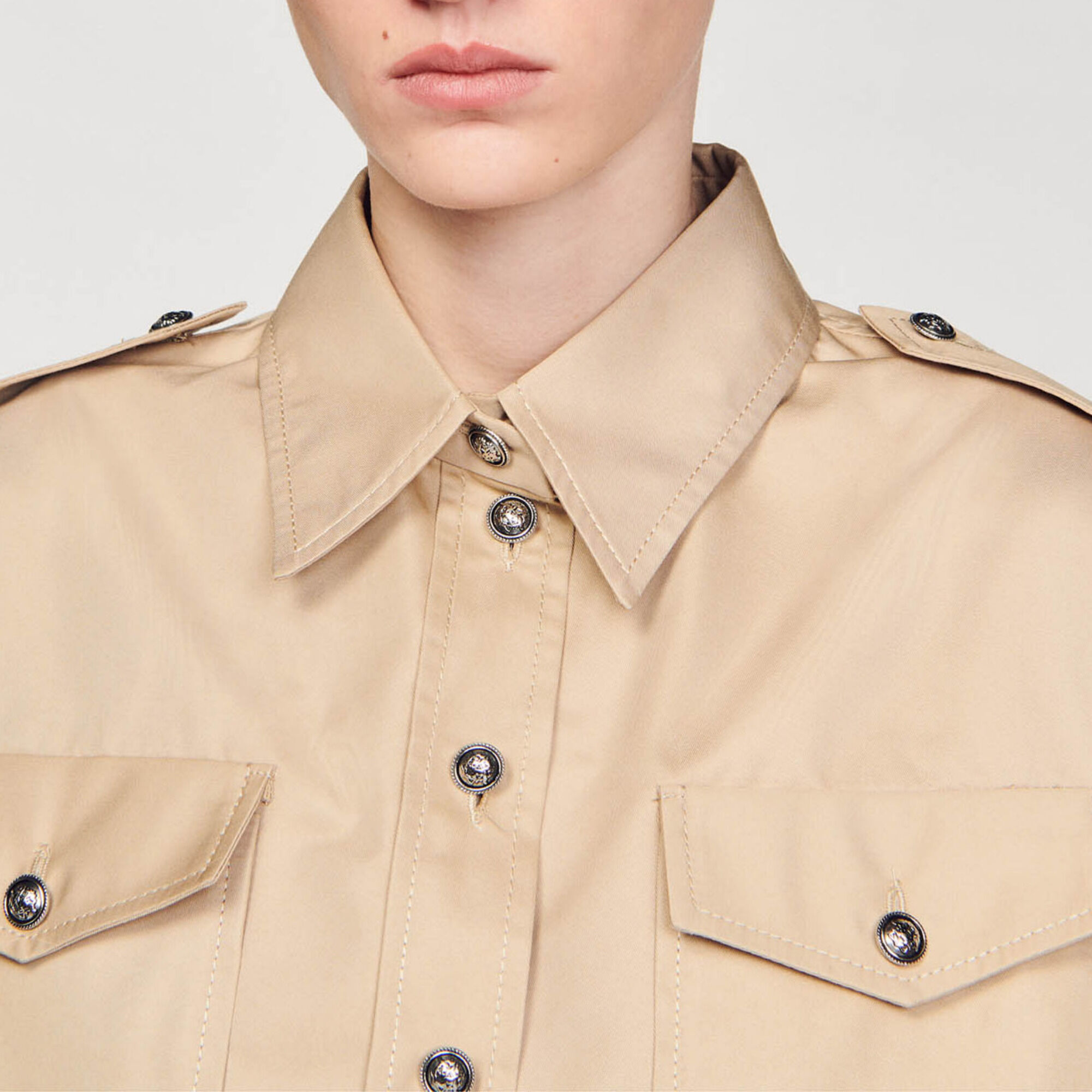 Kurze Hemdbluse im Offizier-Look
