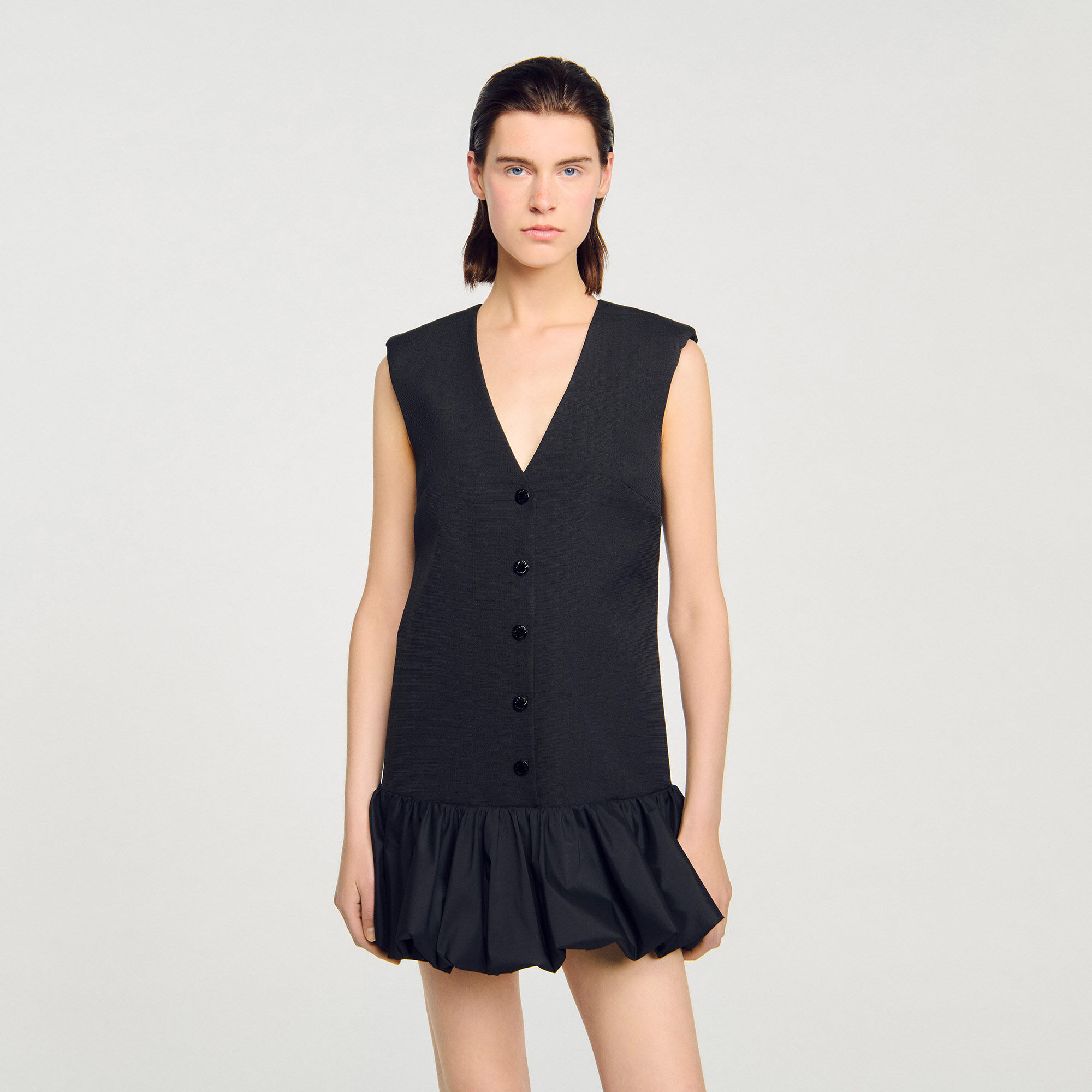Kurzes Anzugkleid mit Volant