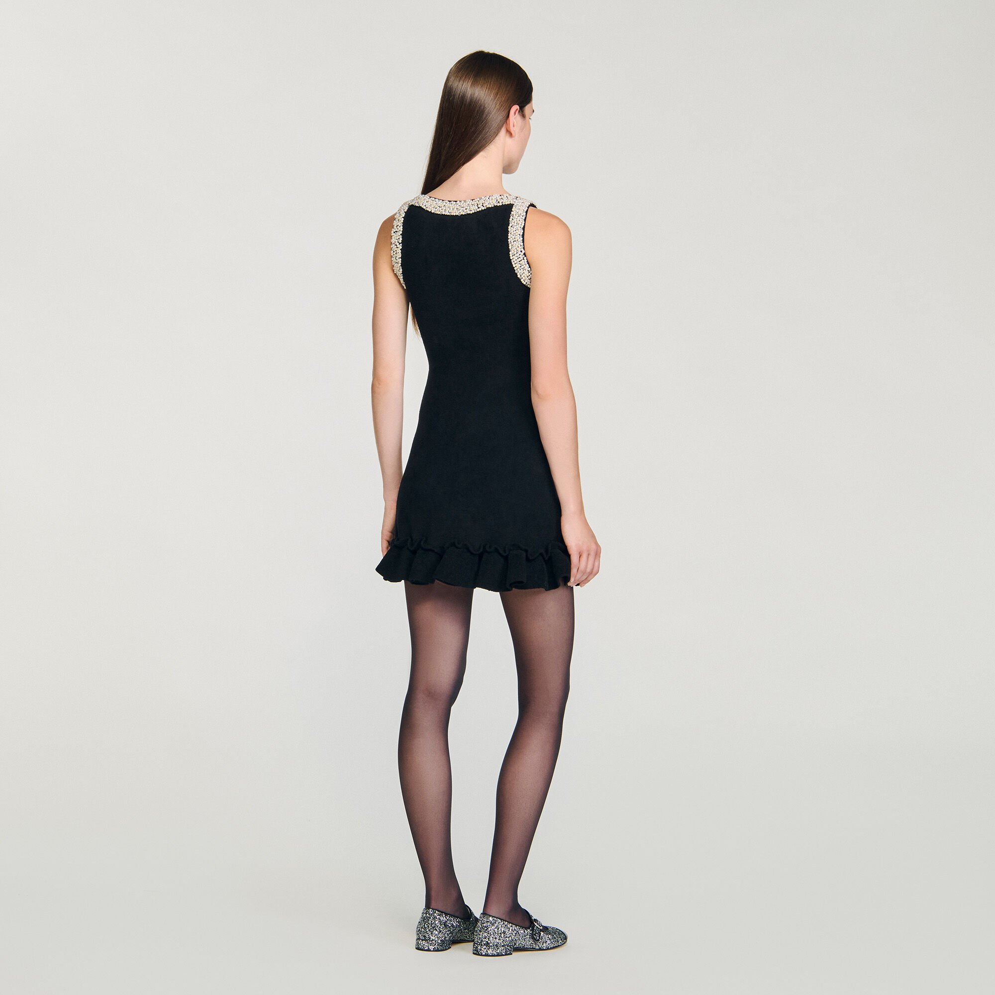 Kurzes Kleid mit Perlenverzierung