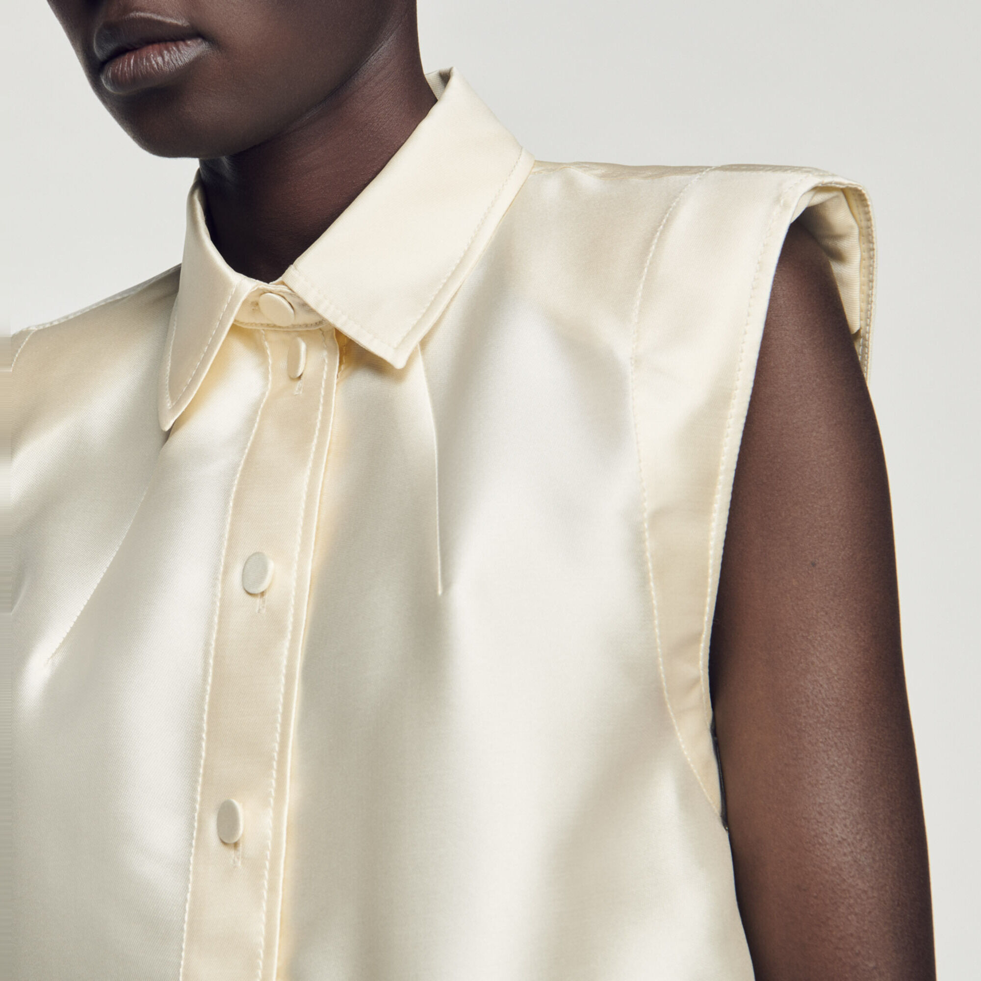 Kurze Hemdbluse aus Satin