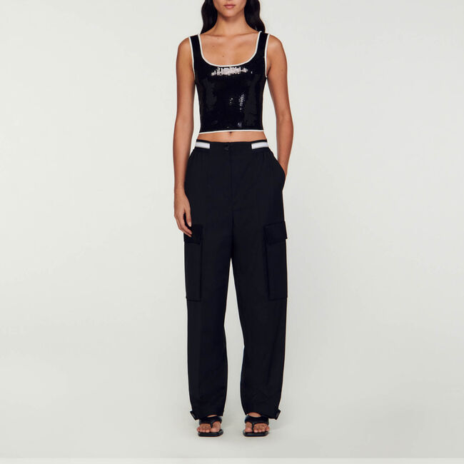 Kurzes Top mit Strassverzierung