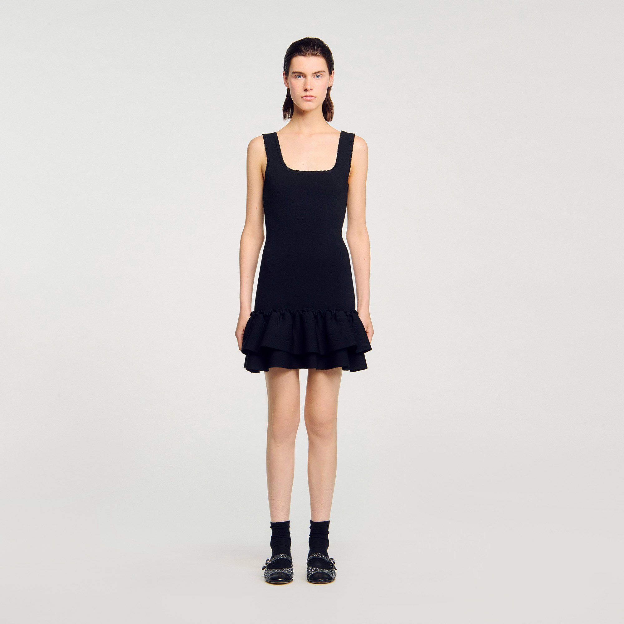 Kurzes Strickkleid mit Volant