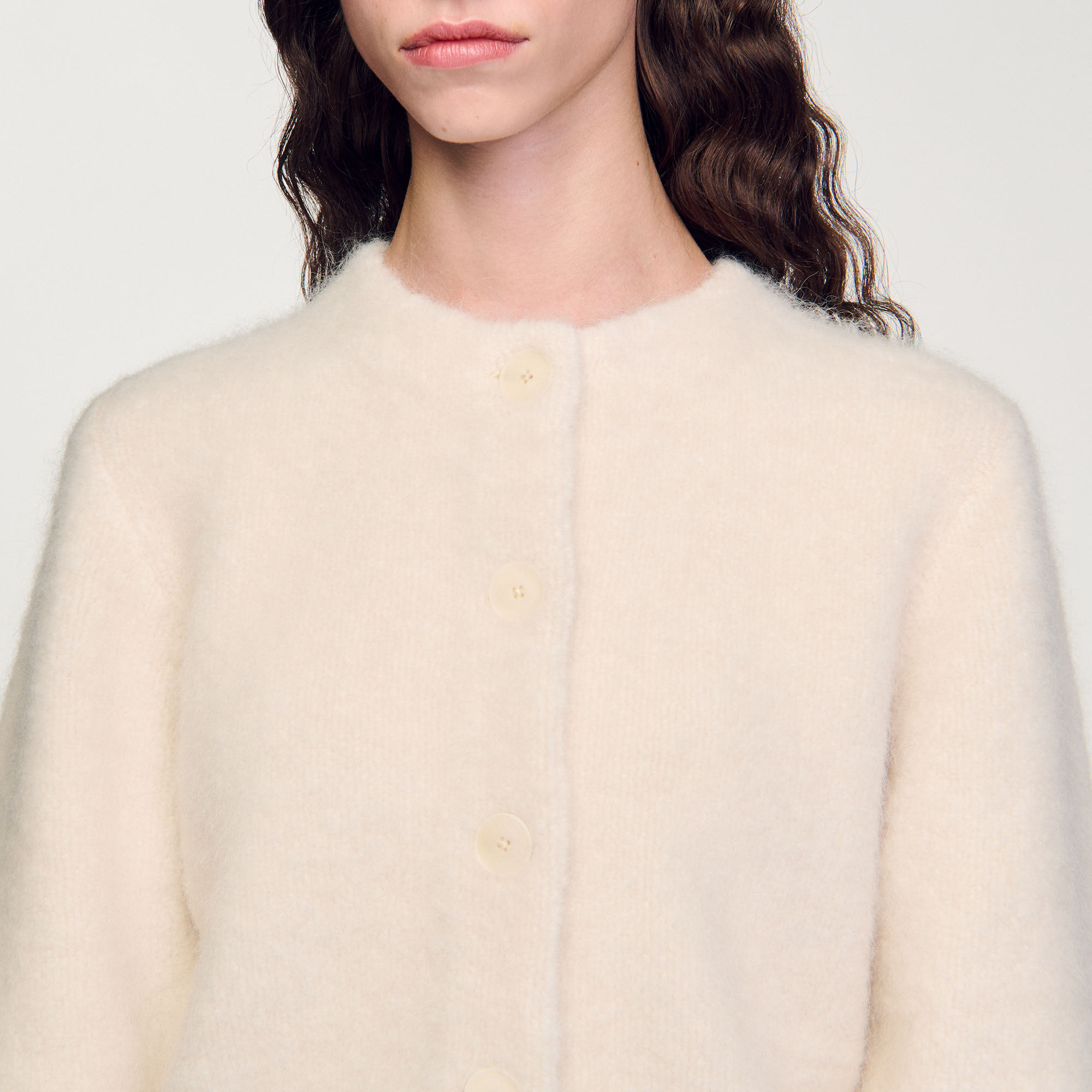 Kurzer Cardigan aus flauschigem Strick