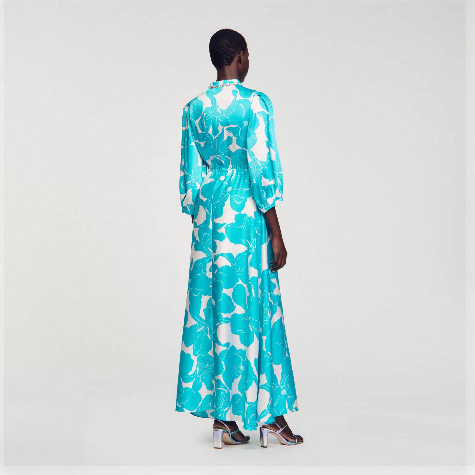 Langes fließendes Kleid mit Blumen-Print