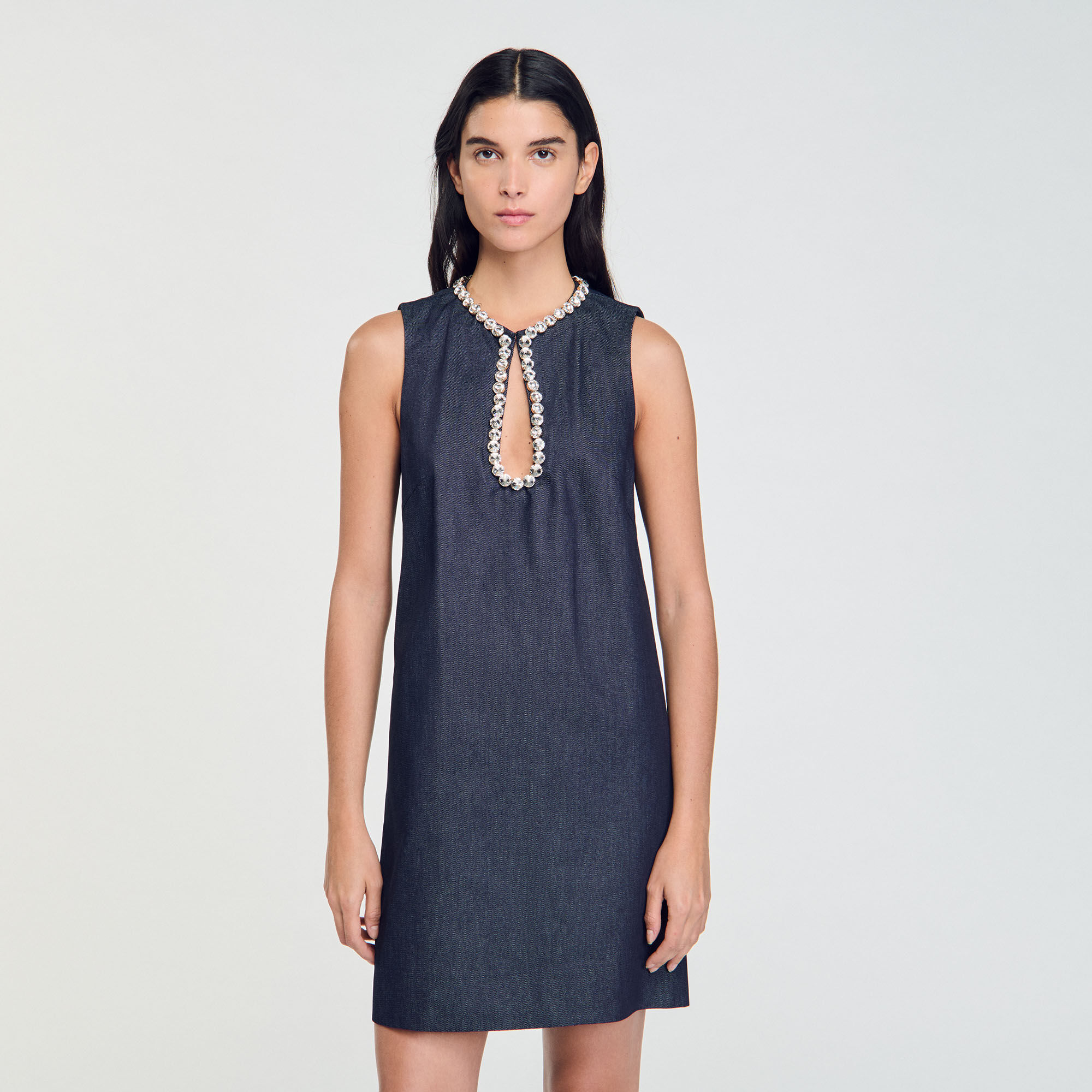 Kurzes Kleid mit Strassbesatz