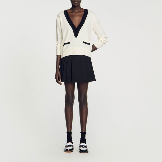 Zweifarbiger Pullover mit V-Ausschnitt