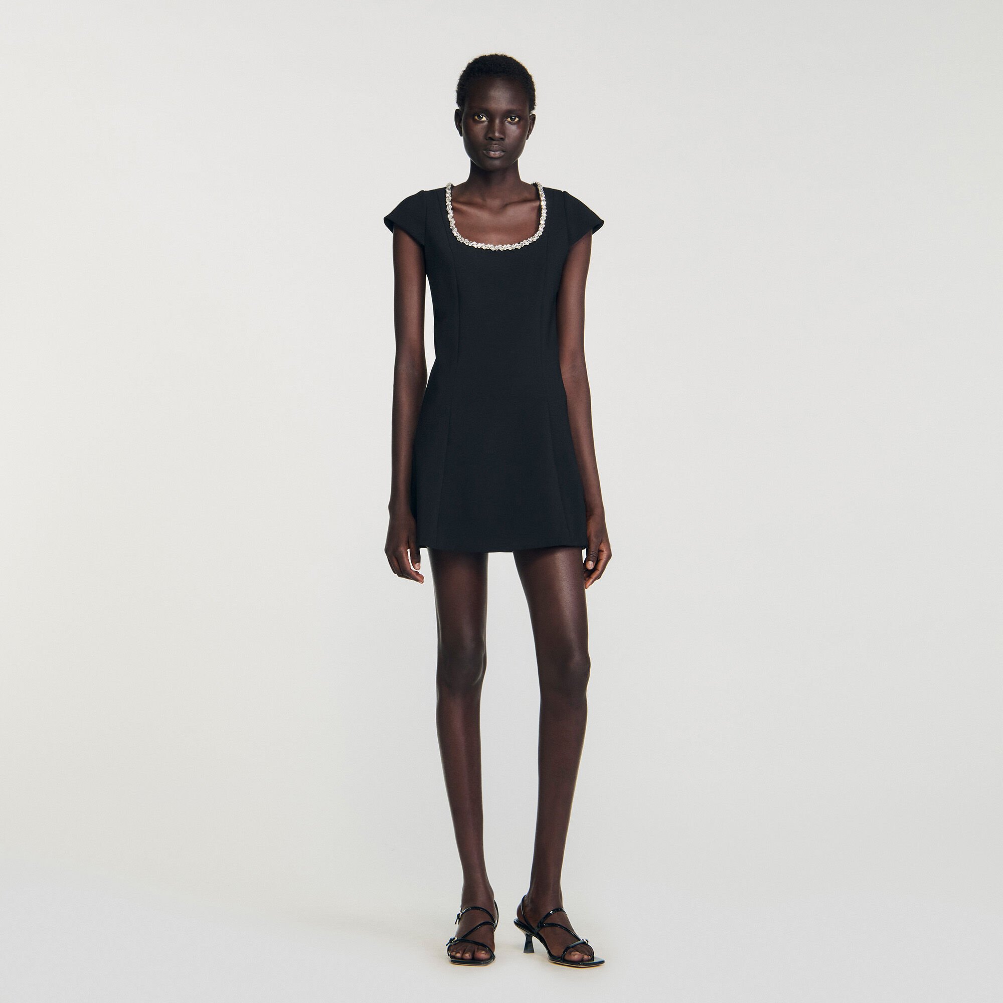 Kurzes Kleid mit Strasskragen