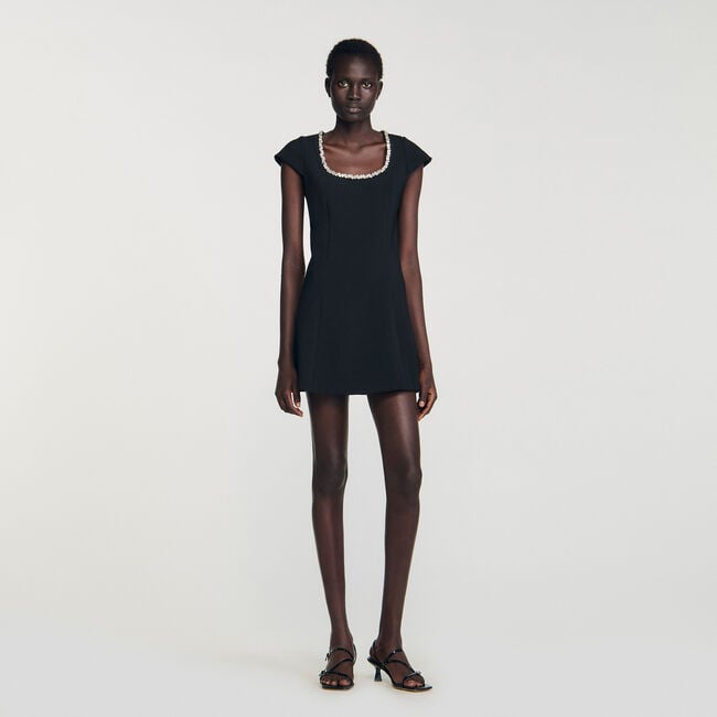 Kurzes Kleid mit Strasskragen