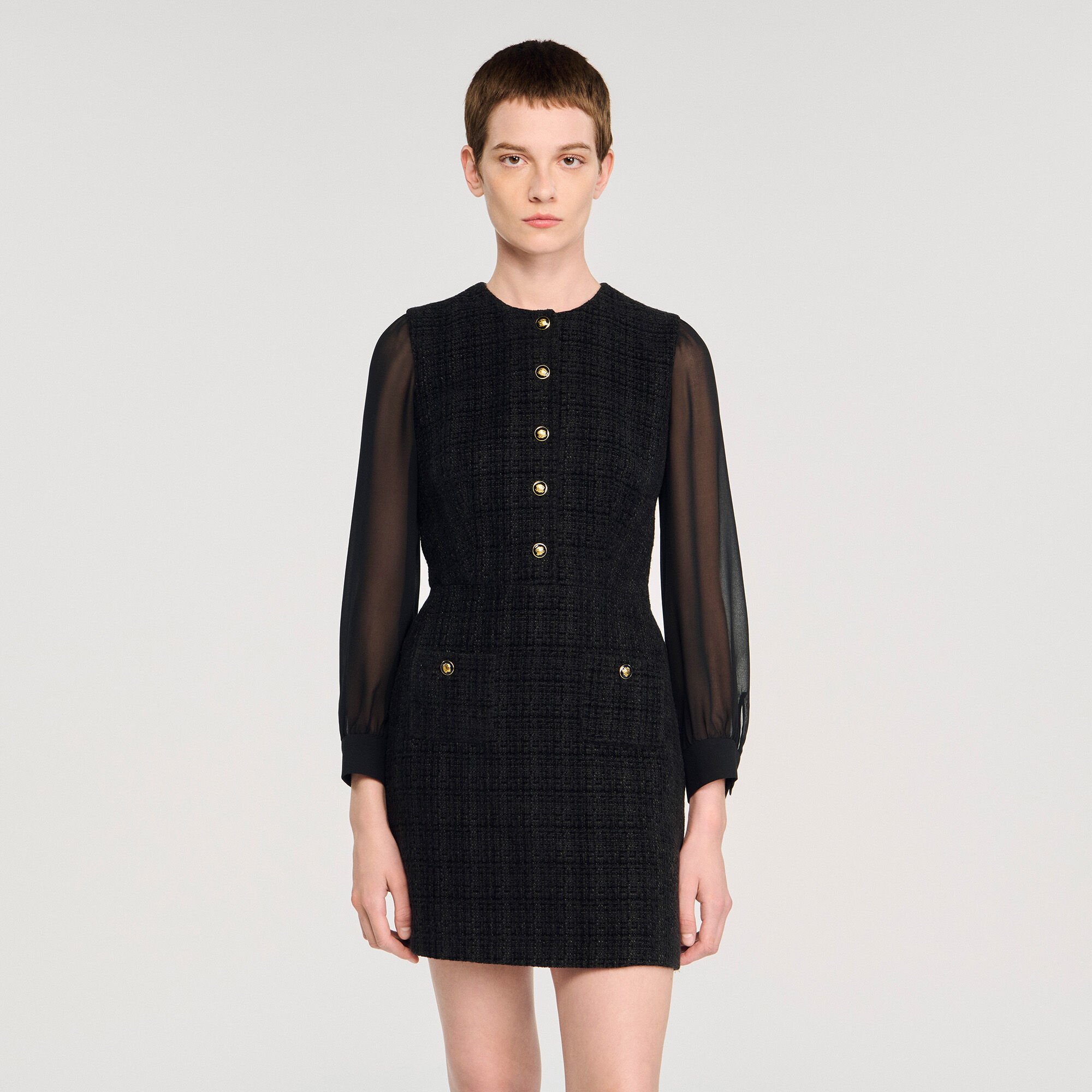 Kurzes Kleid mit langen Ärmeln