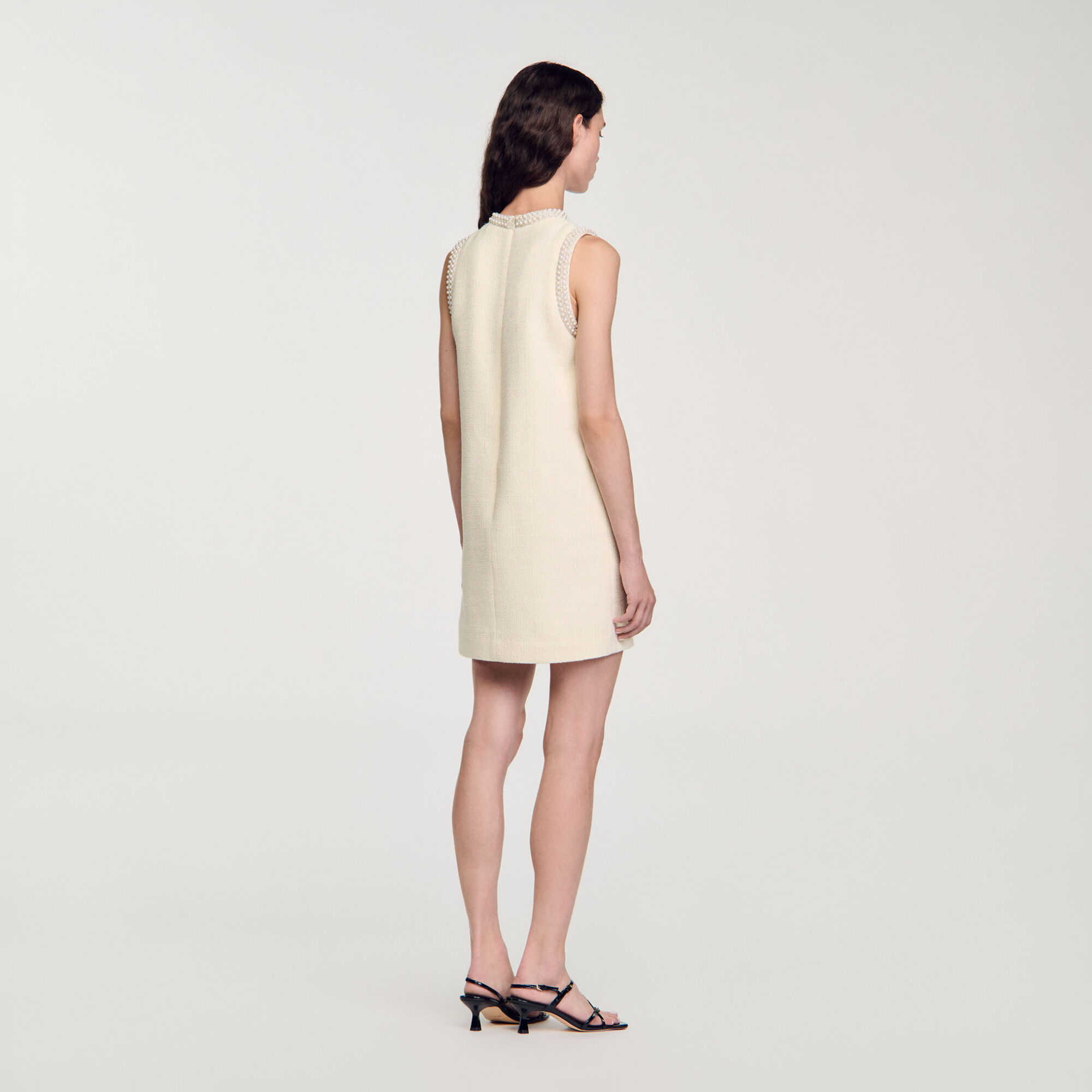 Kurzes Kleid mit Perlenverzierung