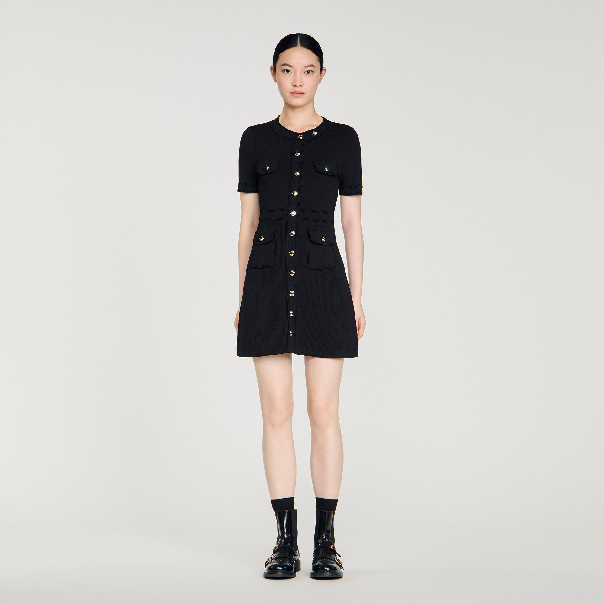 Kurzes Strickkleid mit Knopfleiste