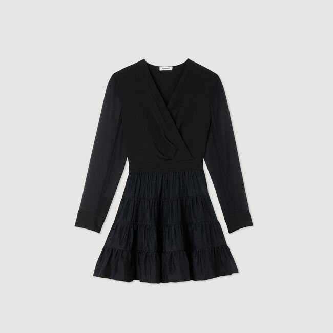 Kurzes fließendes Kleid aus Materialmix