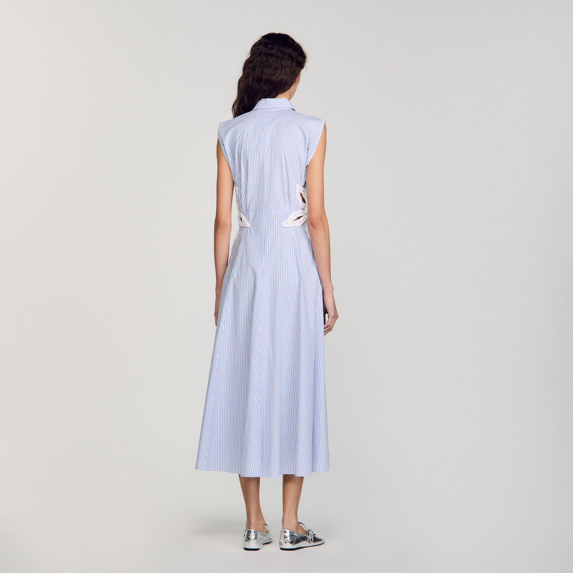 Langes Streifenkleid mit Stickerei