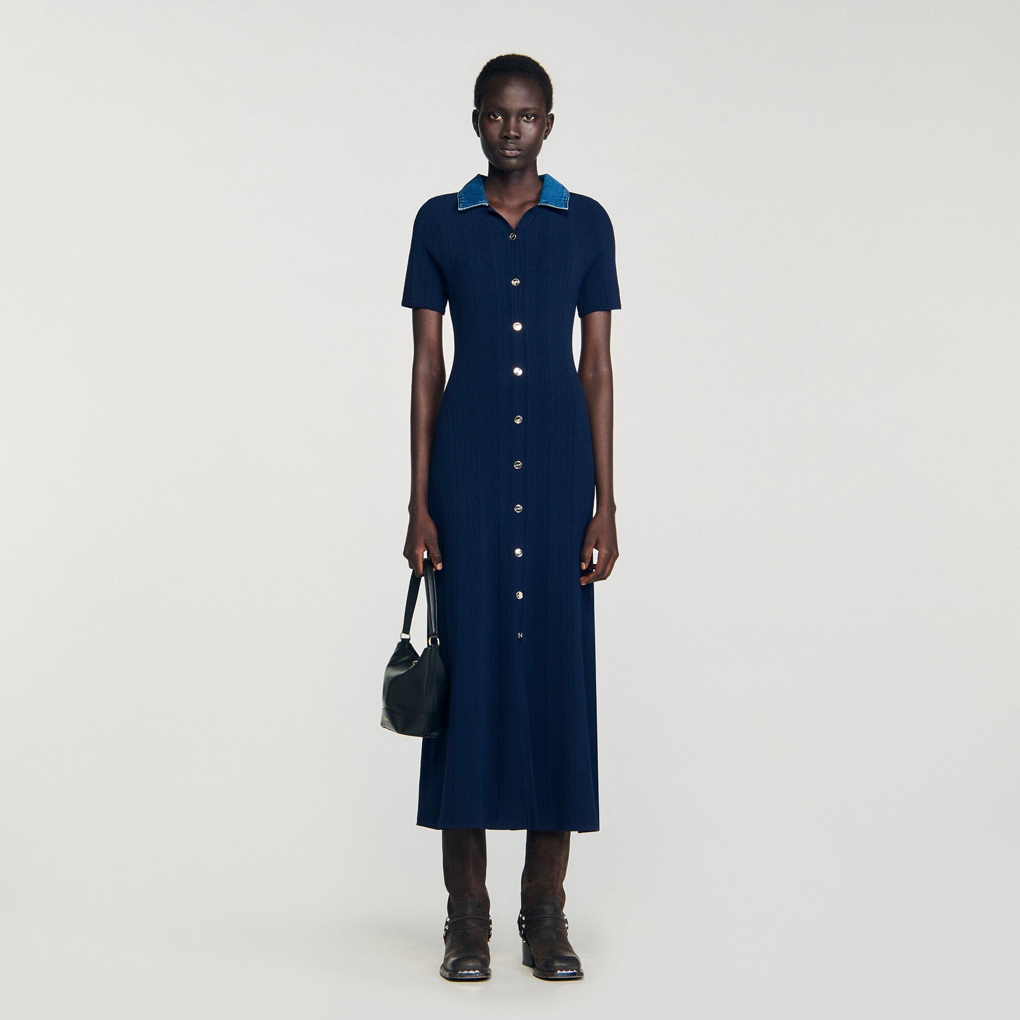 Langes Strickkleid mit Denimkragen