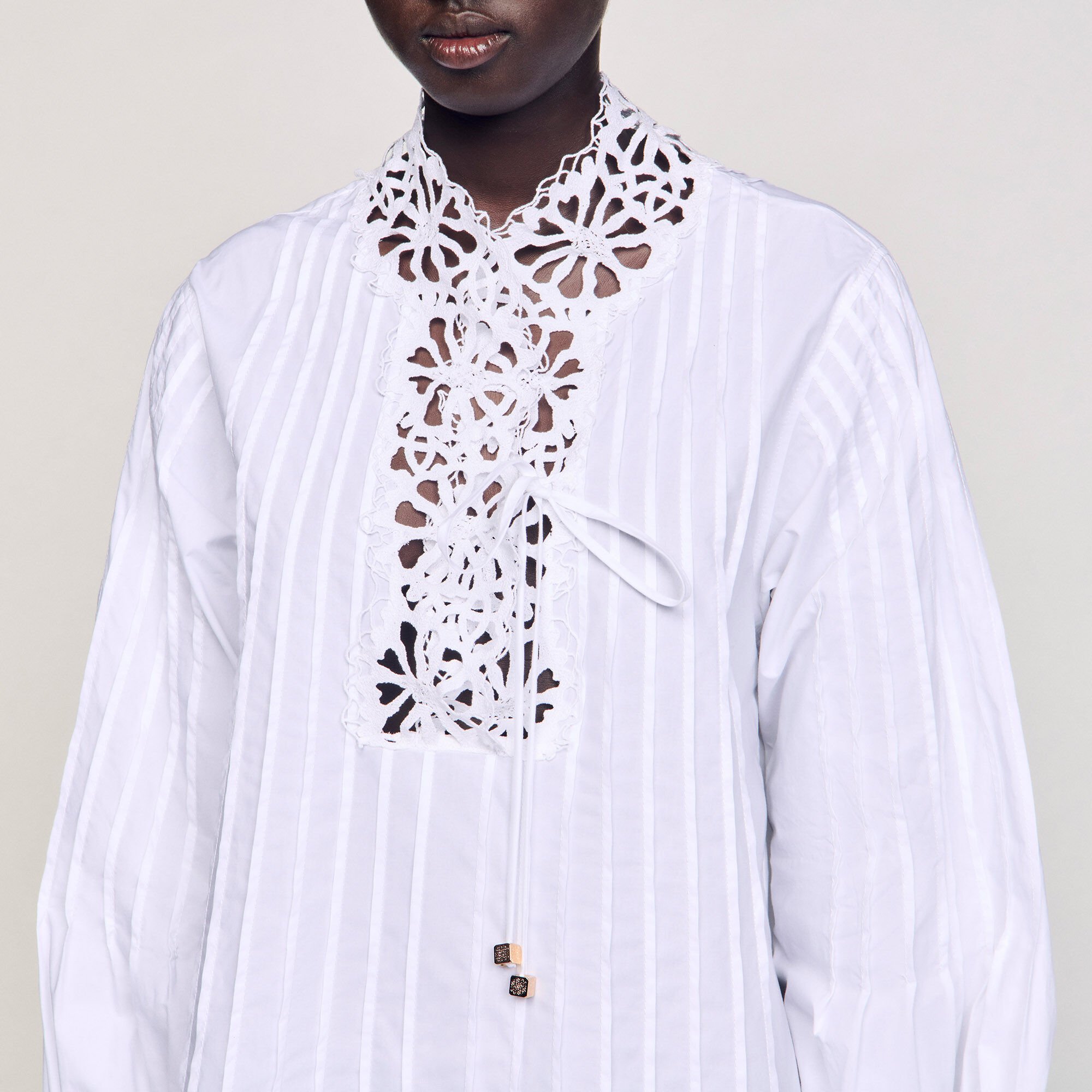 Kurzes Kleid mit Spitzendetail