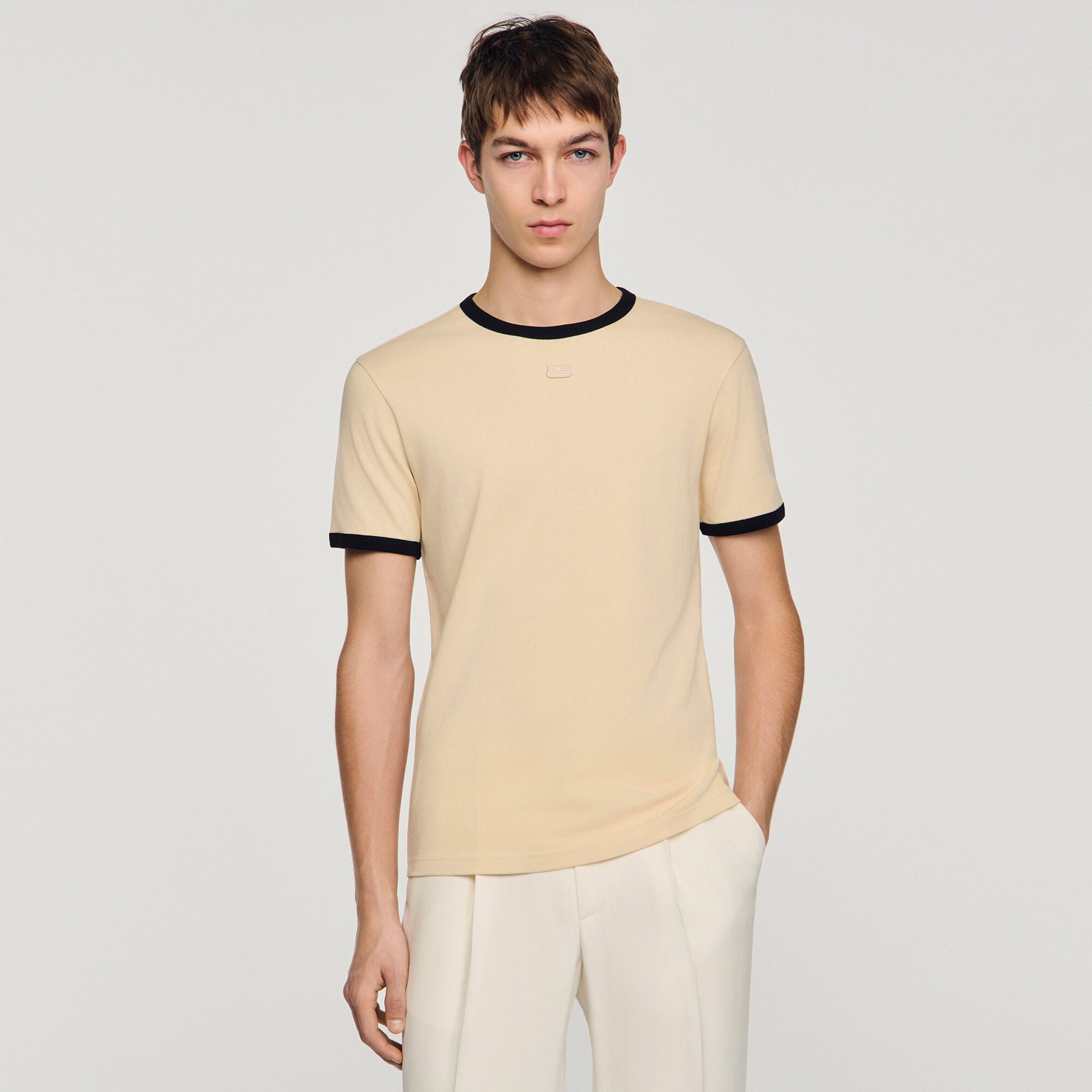 Zweifarbiges T-Shirt mit Patch