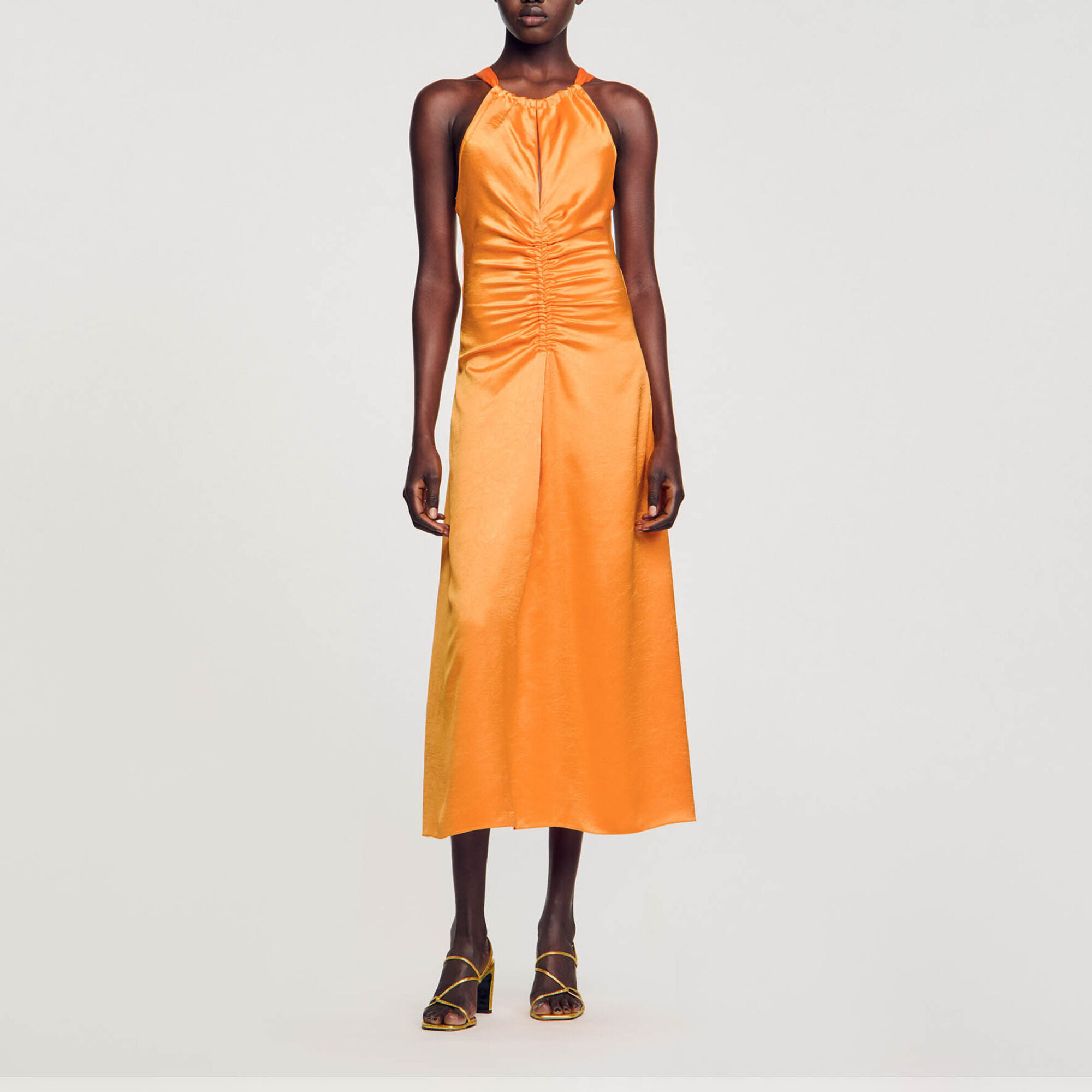Langes Satinkleid mit Kräuselfalten