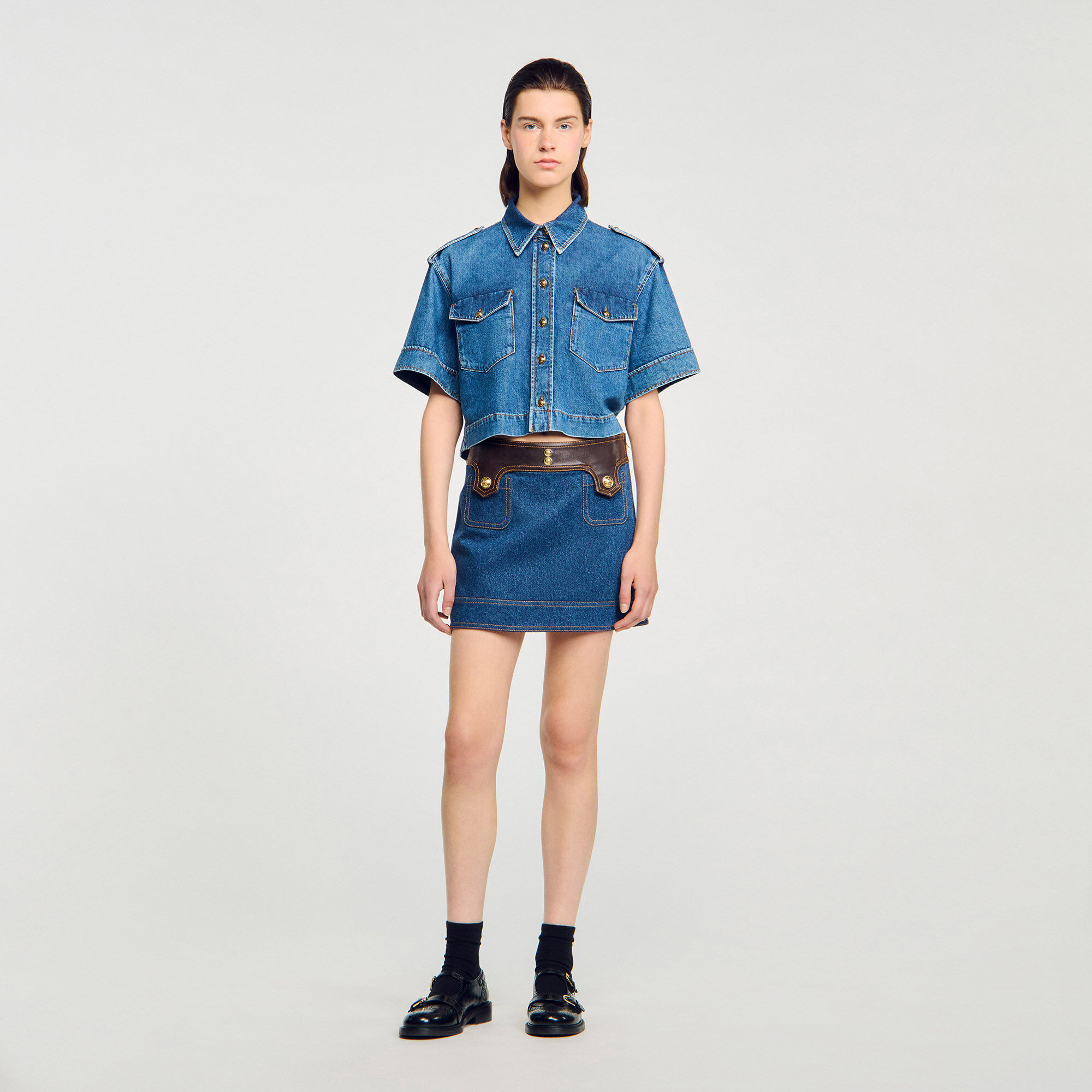 Kurzer Rock aus Denim und Leder