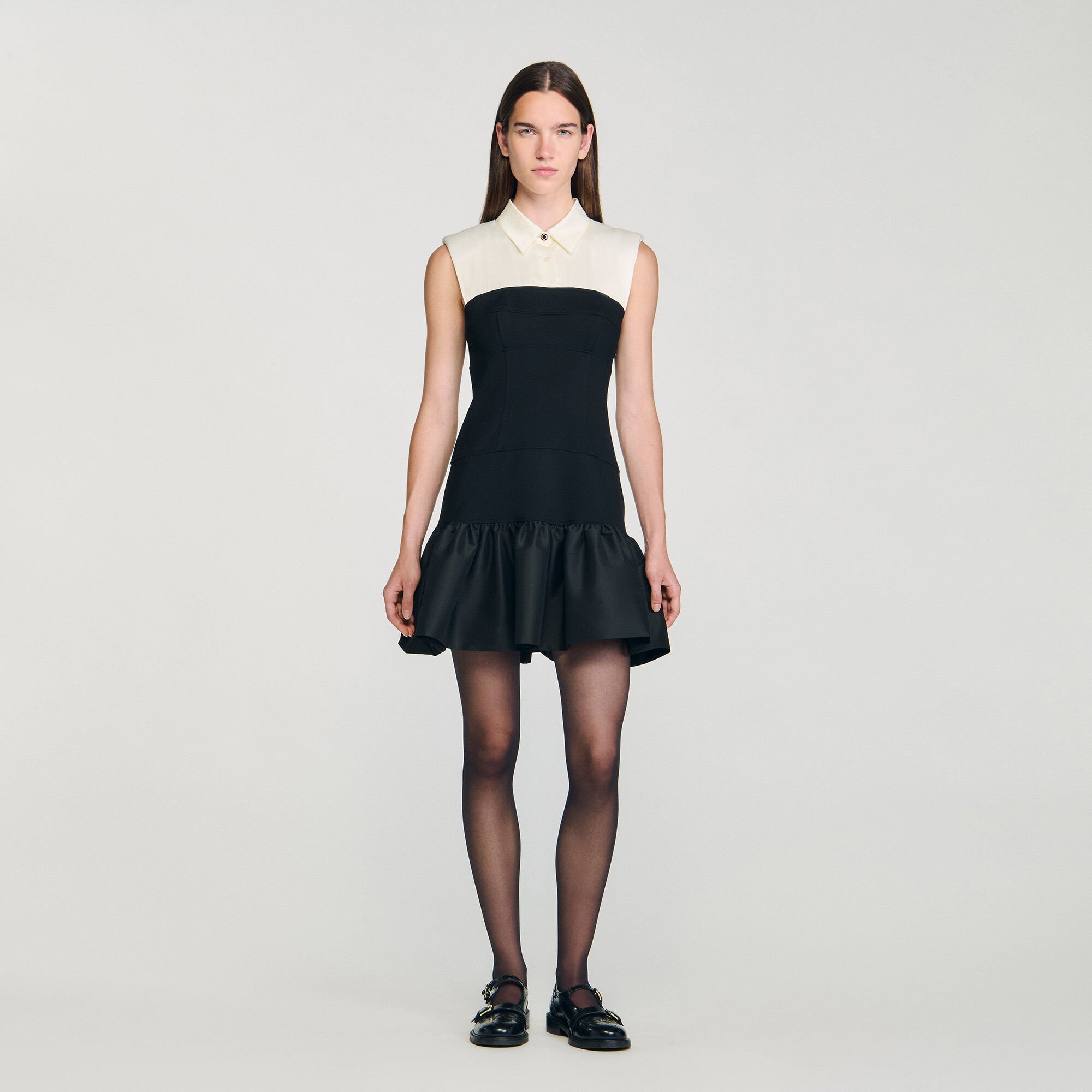 Kurzes zweifarbiges Volantkleid