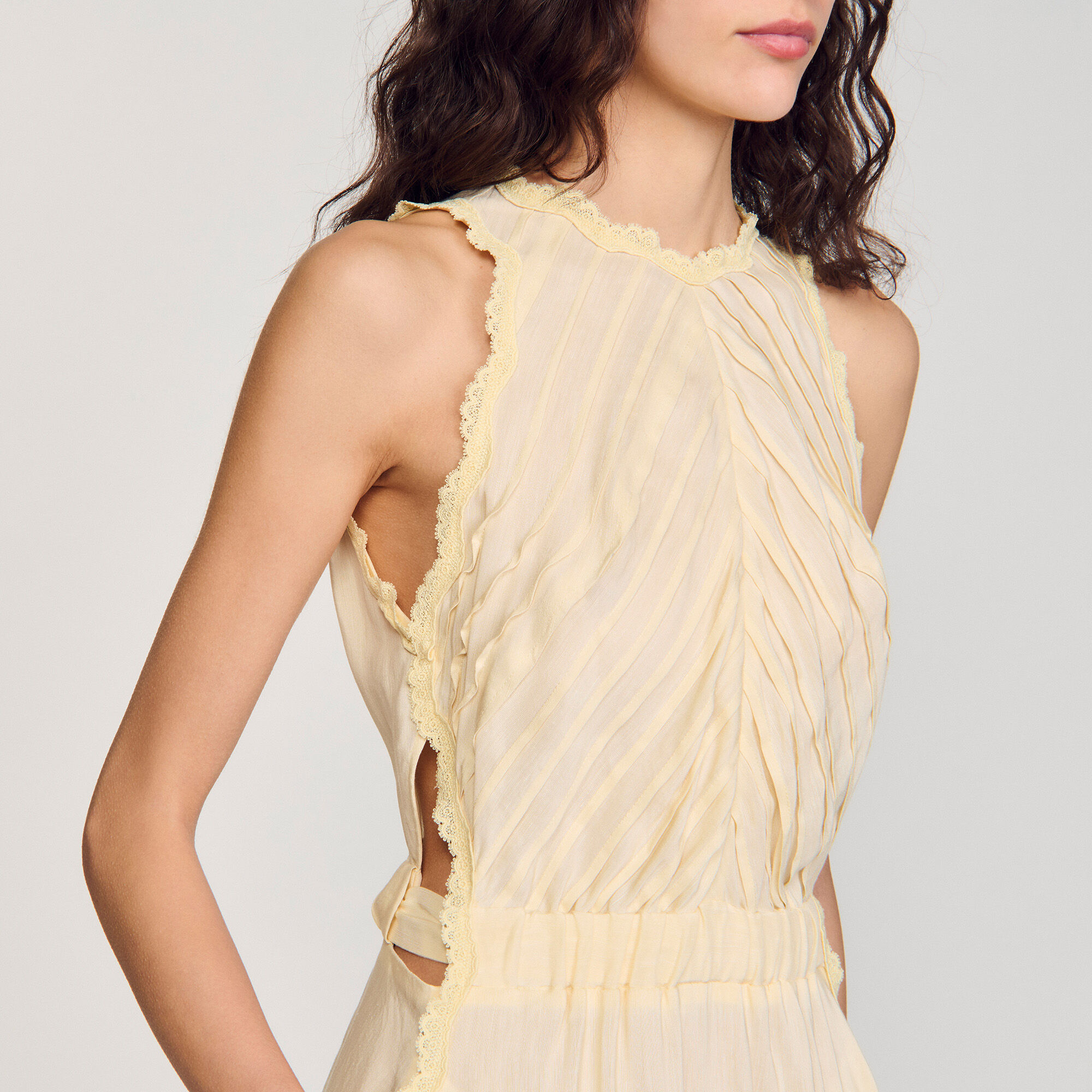 Langes Kleid mit Spitzendetails