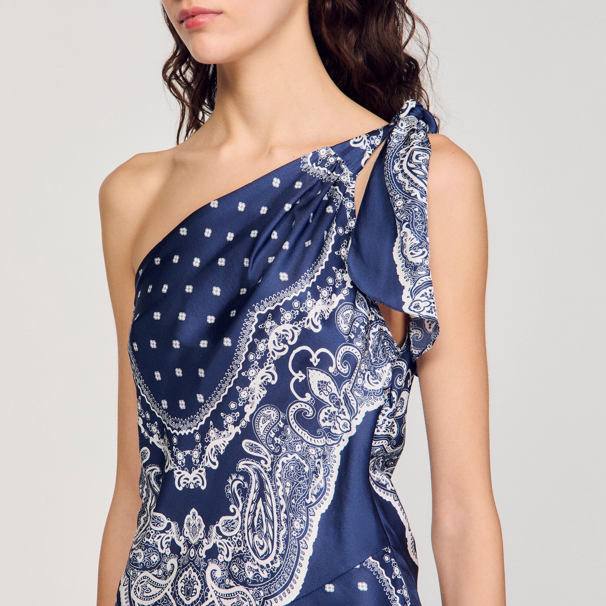 Langes Kleid mit Bandana-Muster
