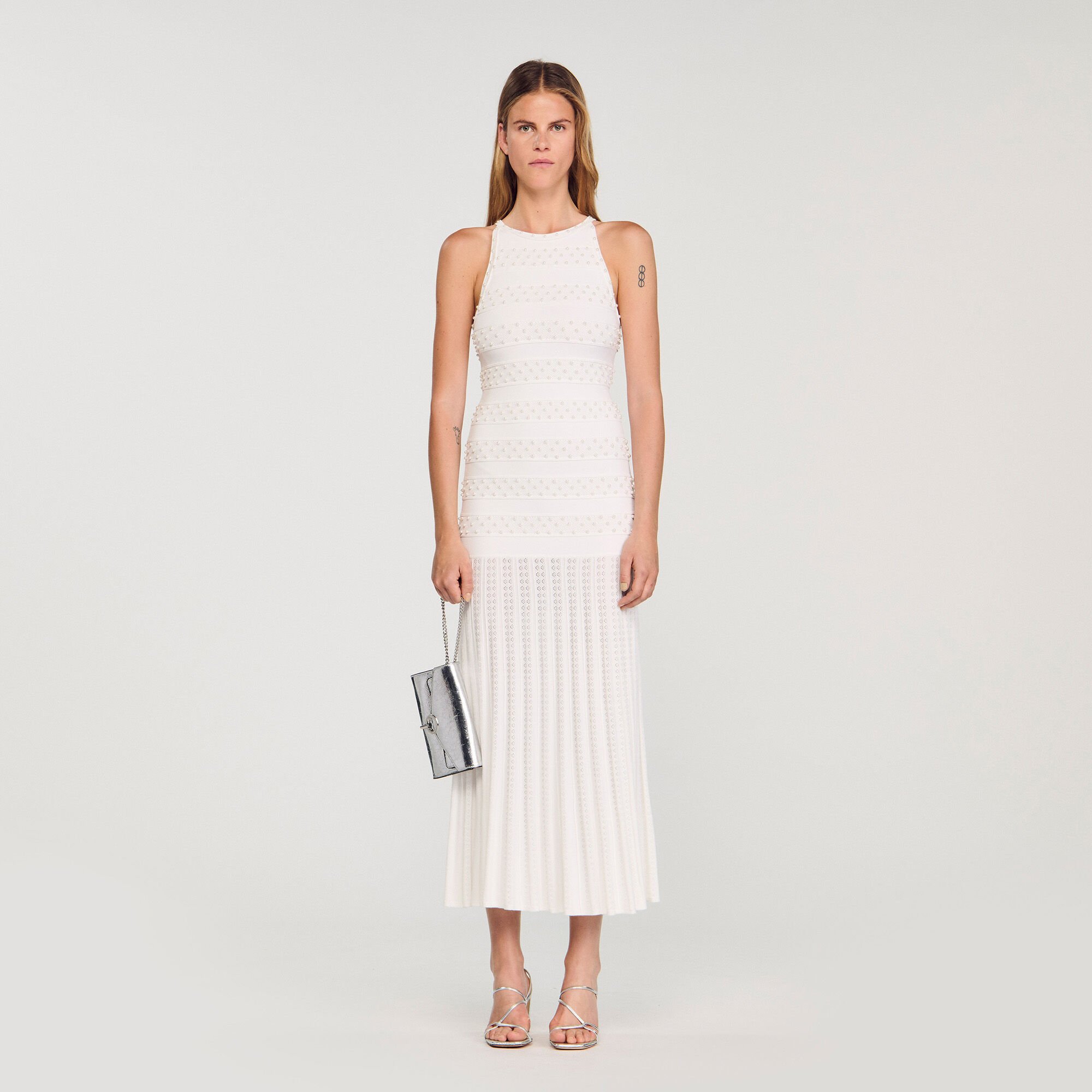 Langes Kleid mit Perlen