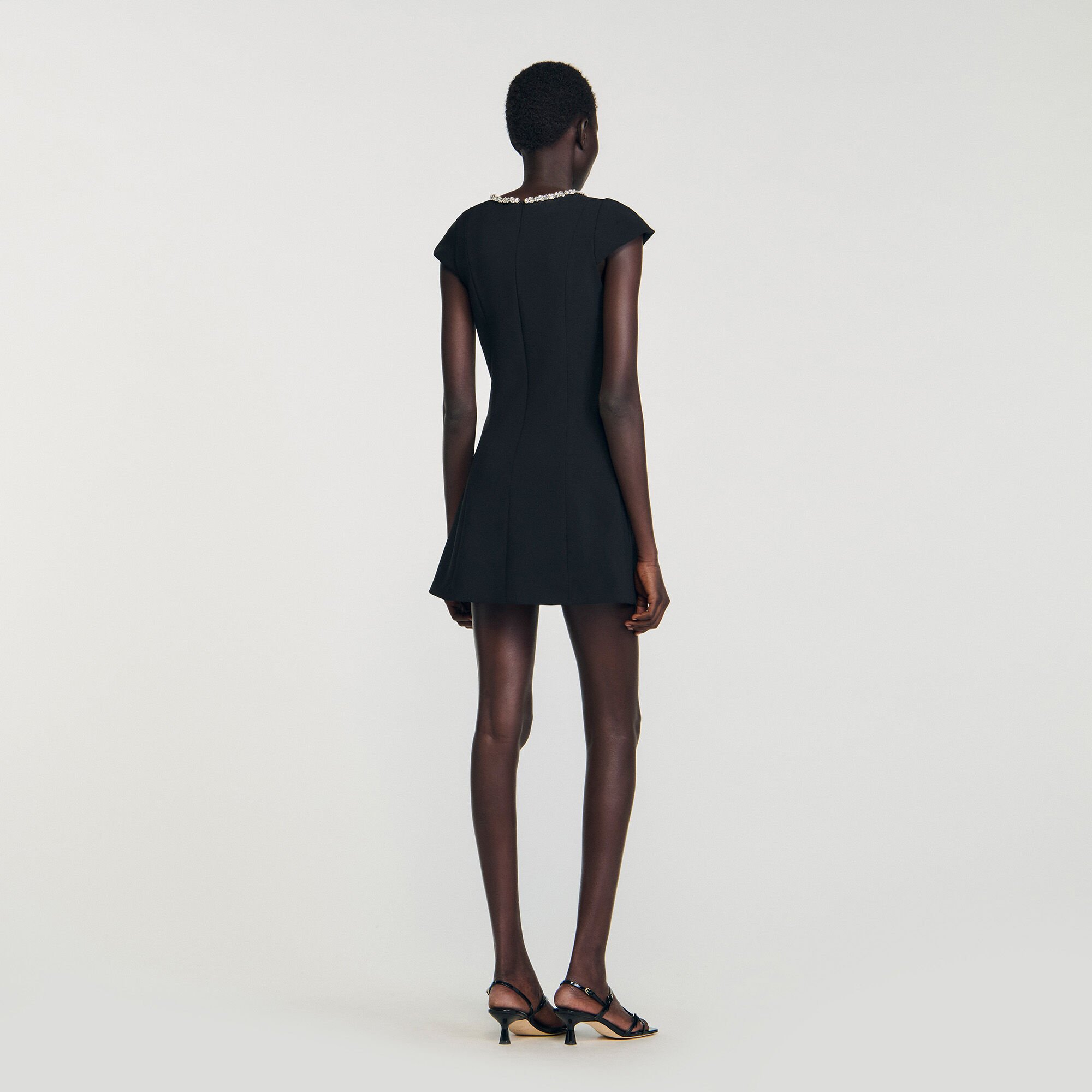 Kurzes Kleid mit Strasskragen