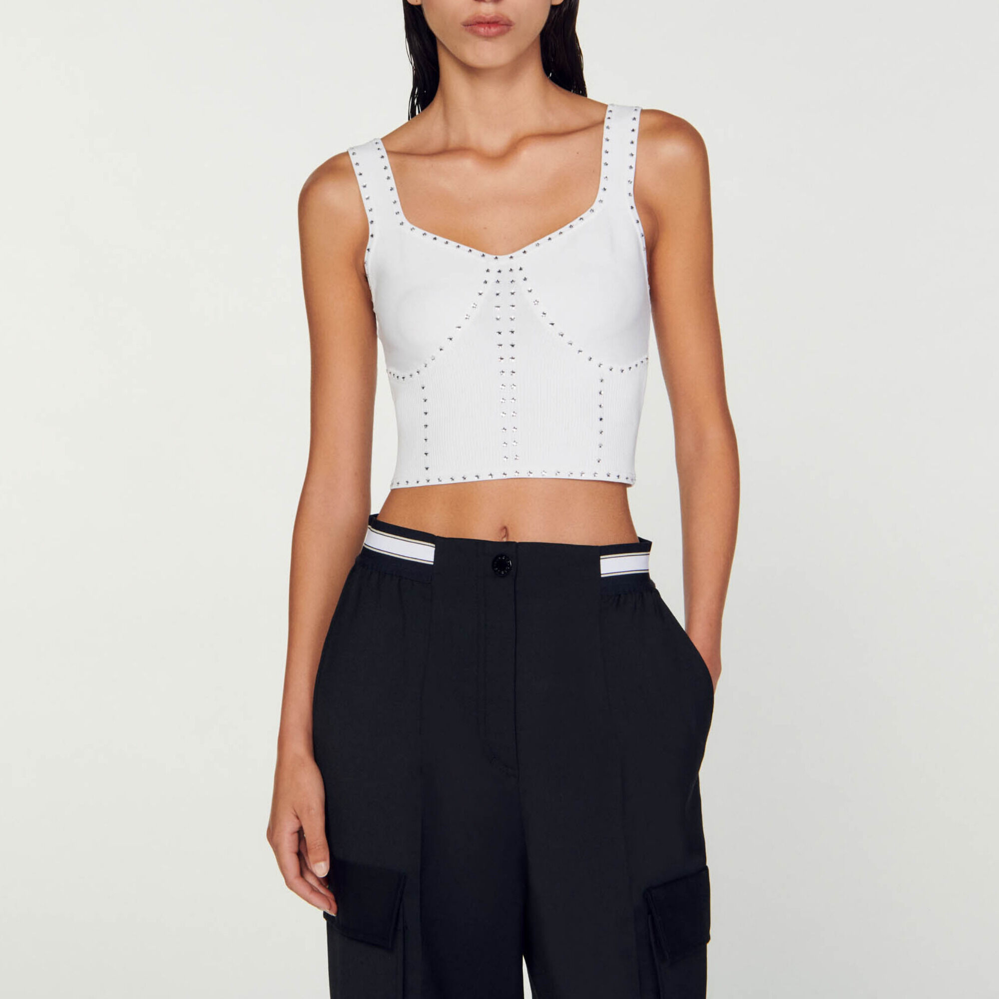 Kurzes Stricktop mit Strassverzierung