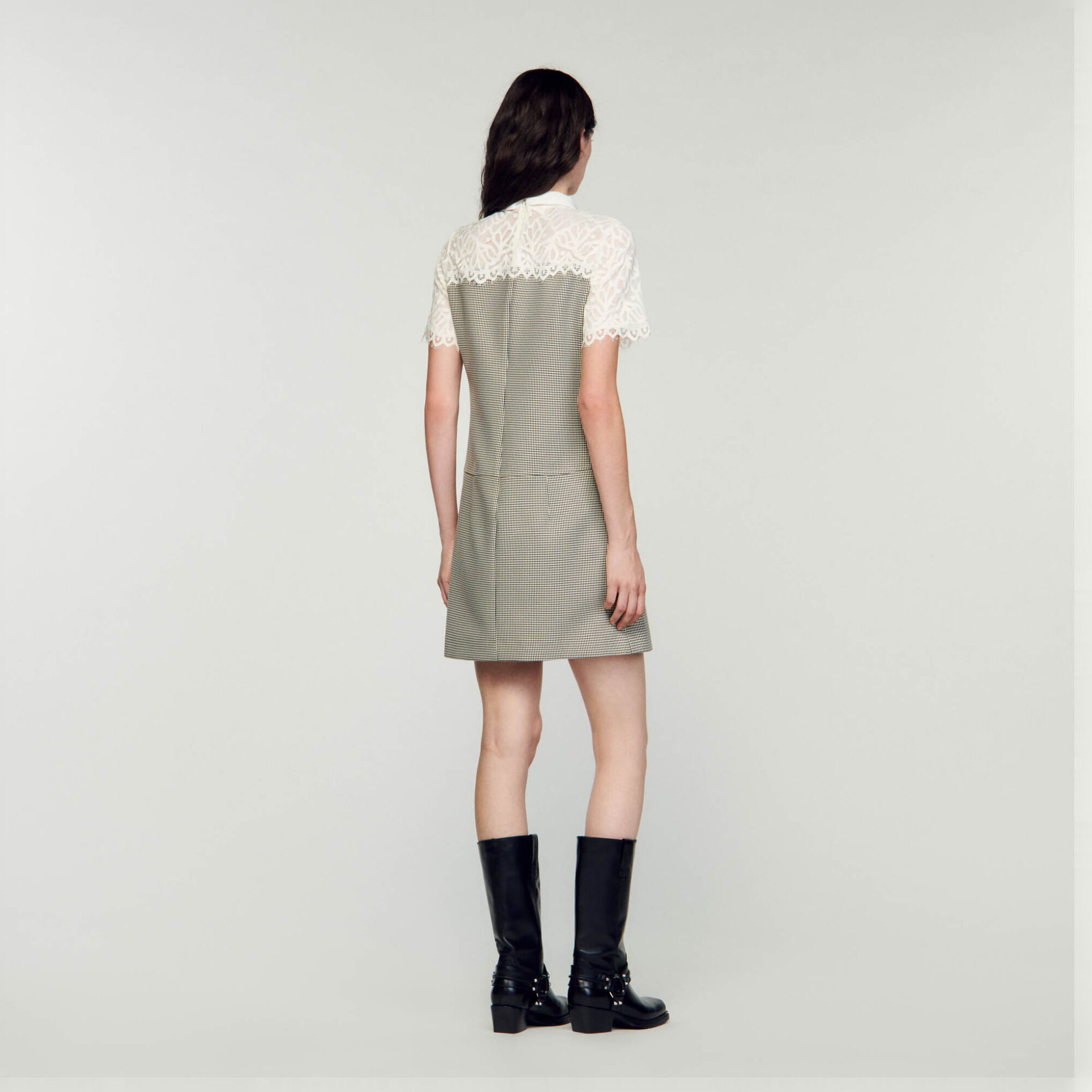 Kurzes Kleid aus Materialmix