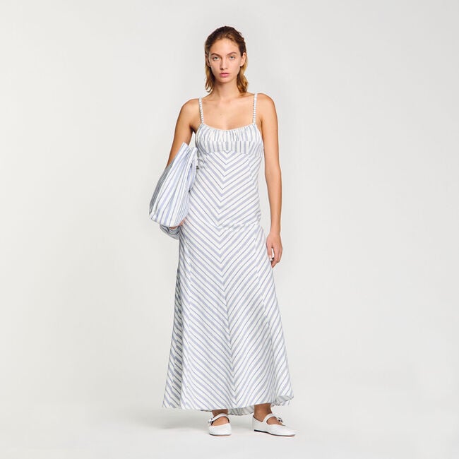 Langes gestreiftes Trägerkleid